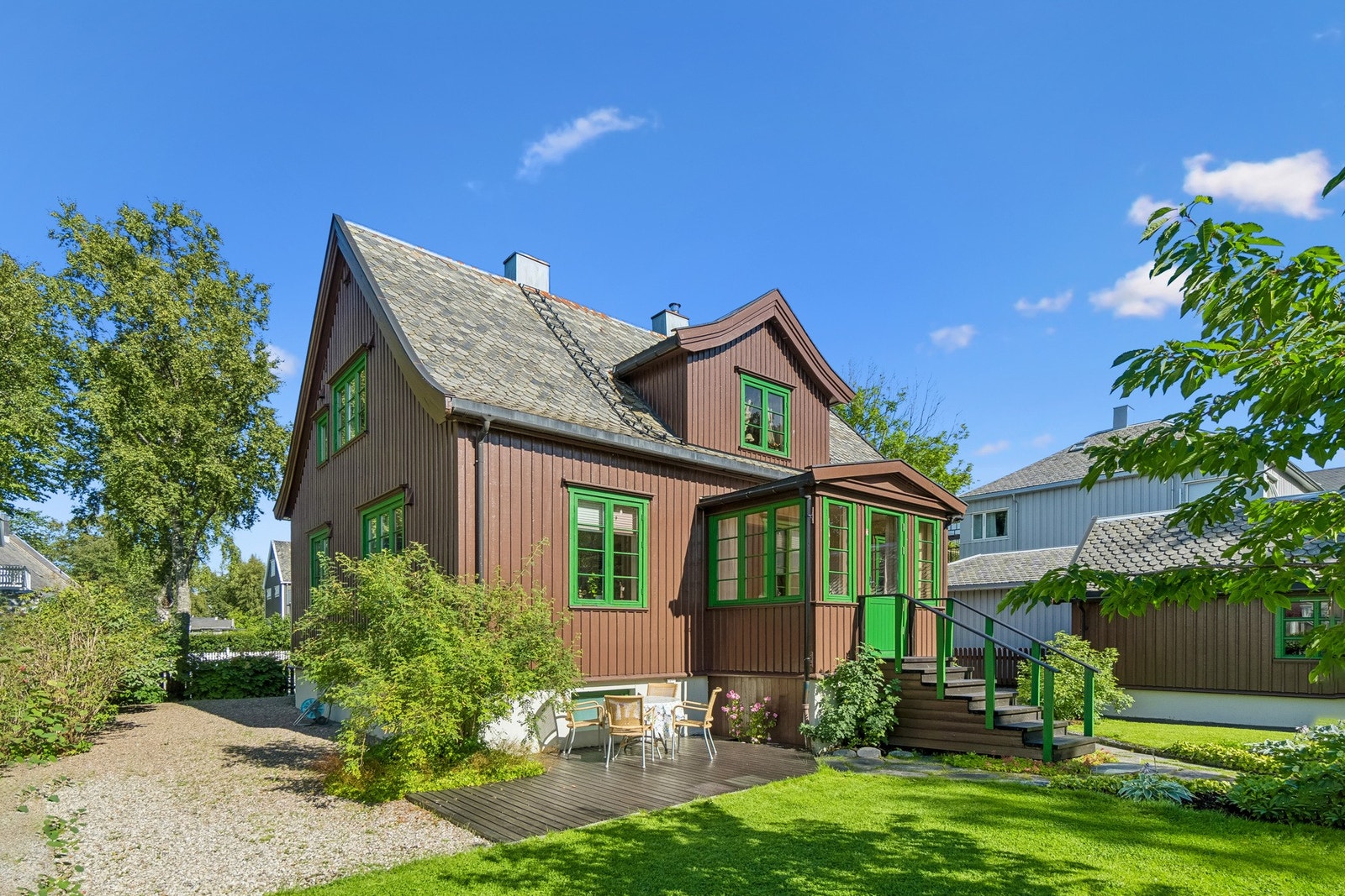 Både bolig og tomt bærer preg av godt vedlikehold Galleribilde