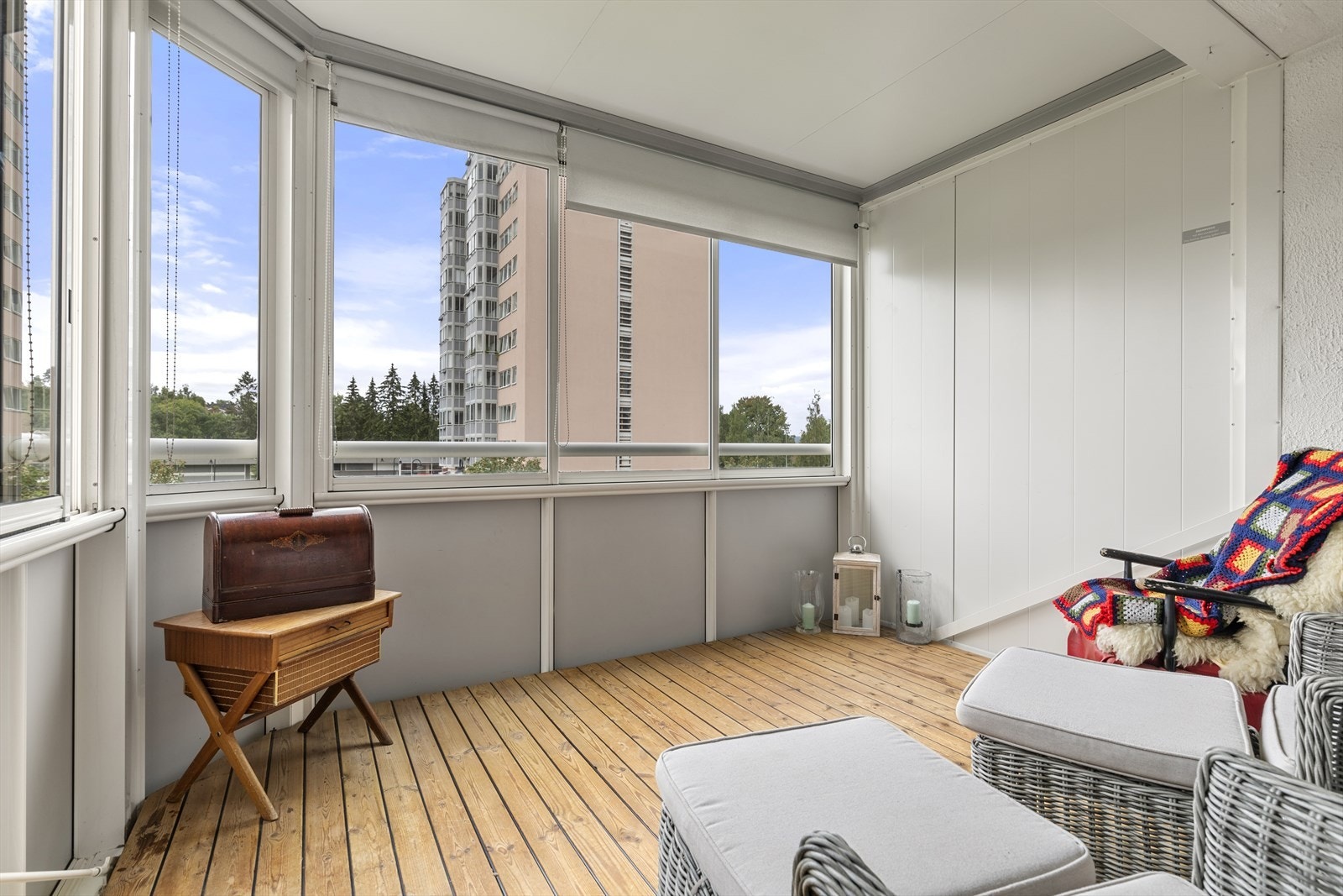 Fra stuen er det utgang til en romslig, innglasset balkong på ca. 10 m² med utsikt mot fellesområde og nabolaget. Galleribilde