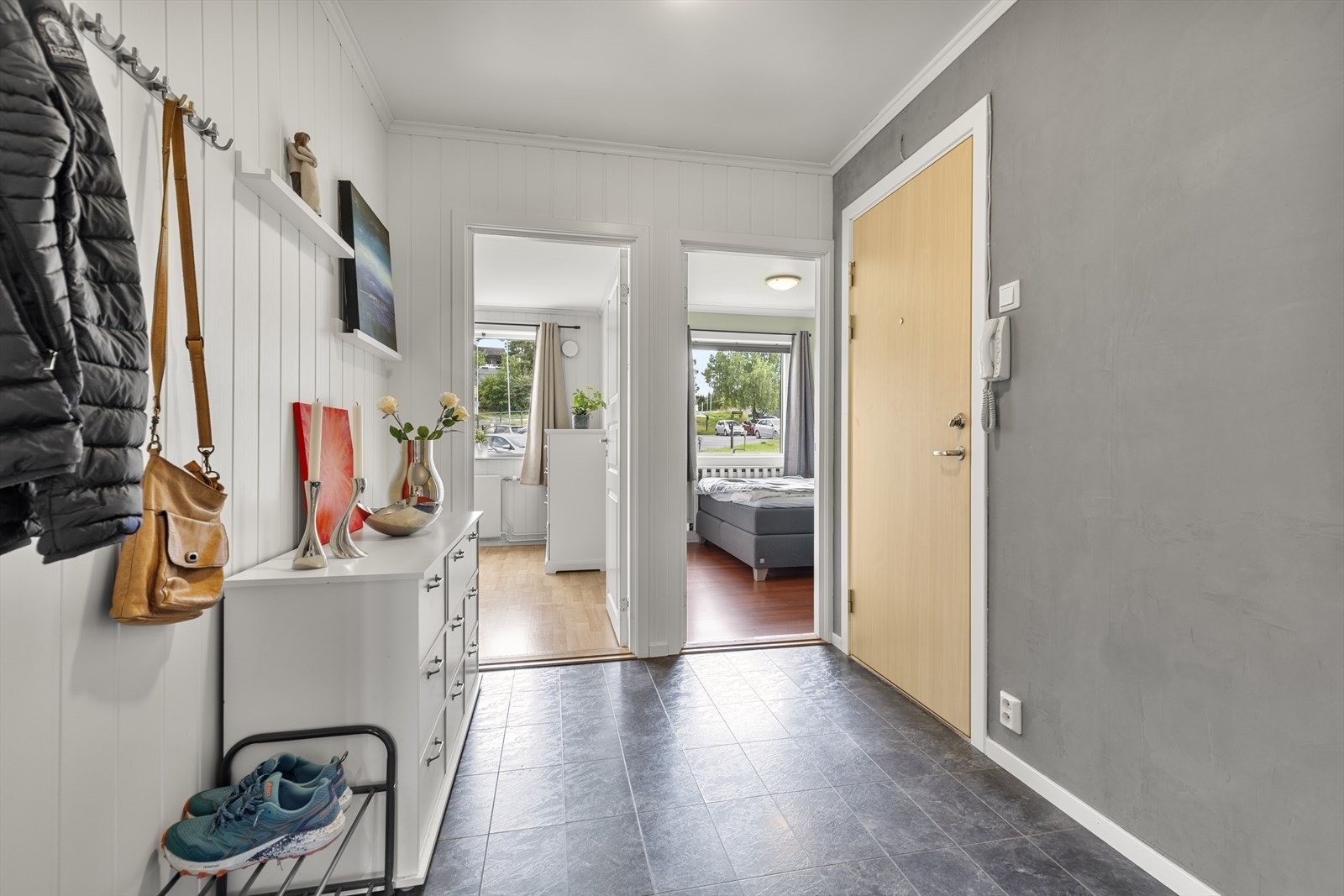 Innbydende entré med god plass til oppbevaring av yttertøy og sko. Galleribilde