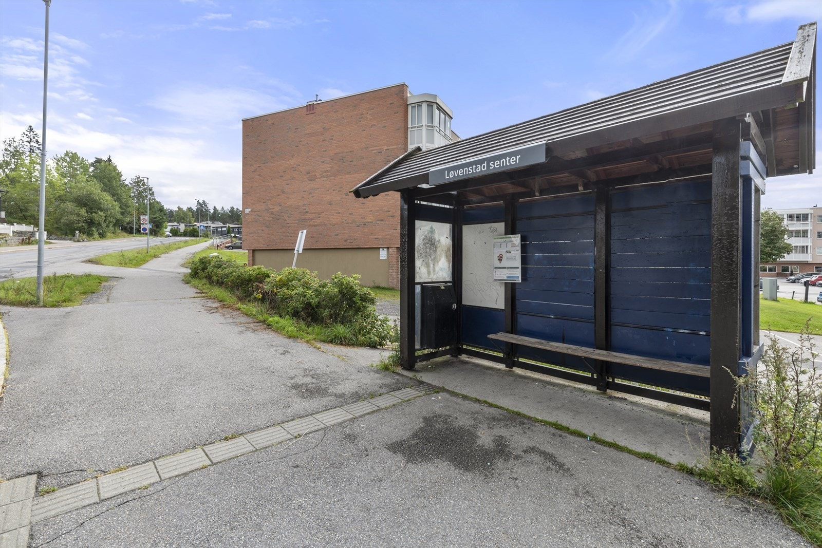 Bussholdeplassen rett ved blokka. Galleribilde