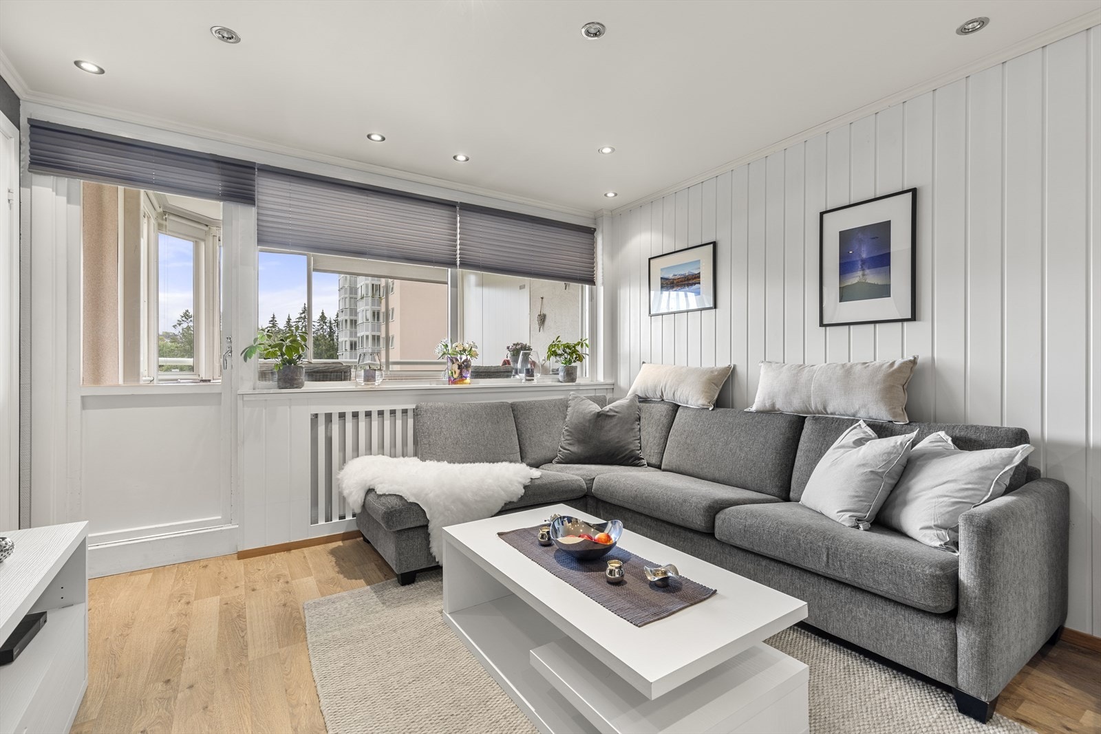 I stuen er det god plass til både en stor sofa med tilhørende møblement. Galleribilde