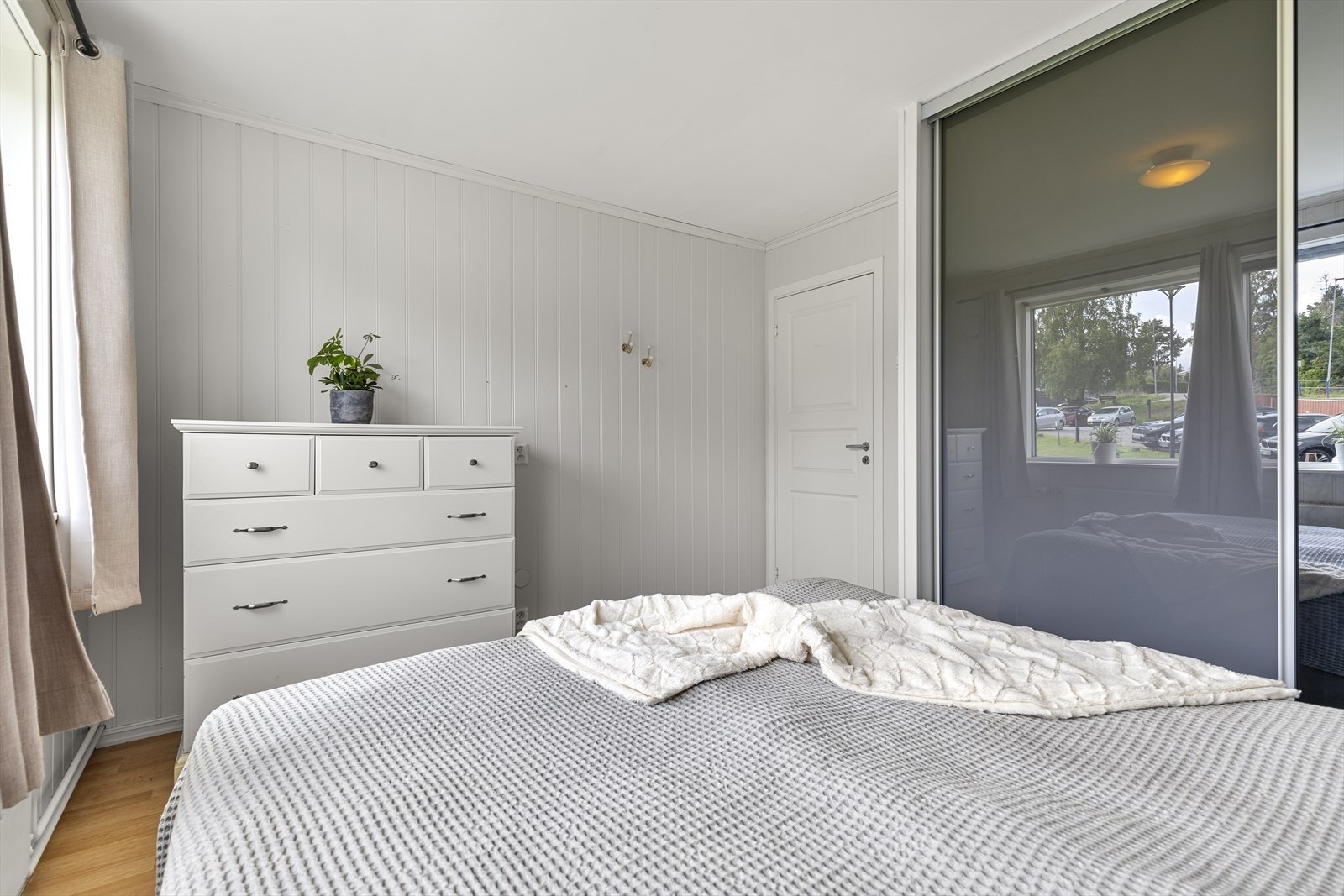 Rommet oppleves som luftig og har god plass til dobbeltseng, nattbord og skyvedørsgarderobe. Galleribilde