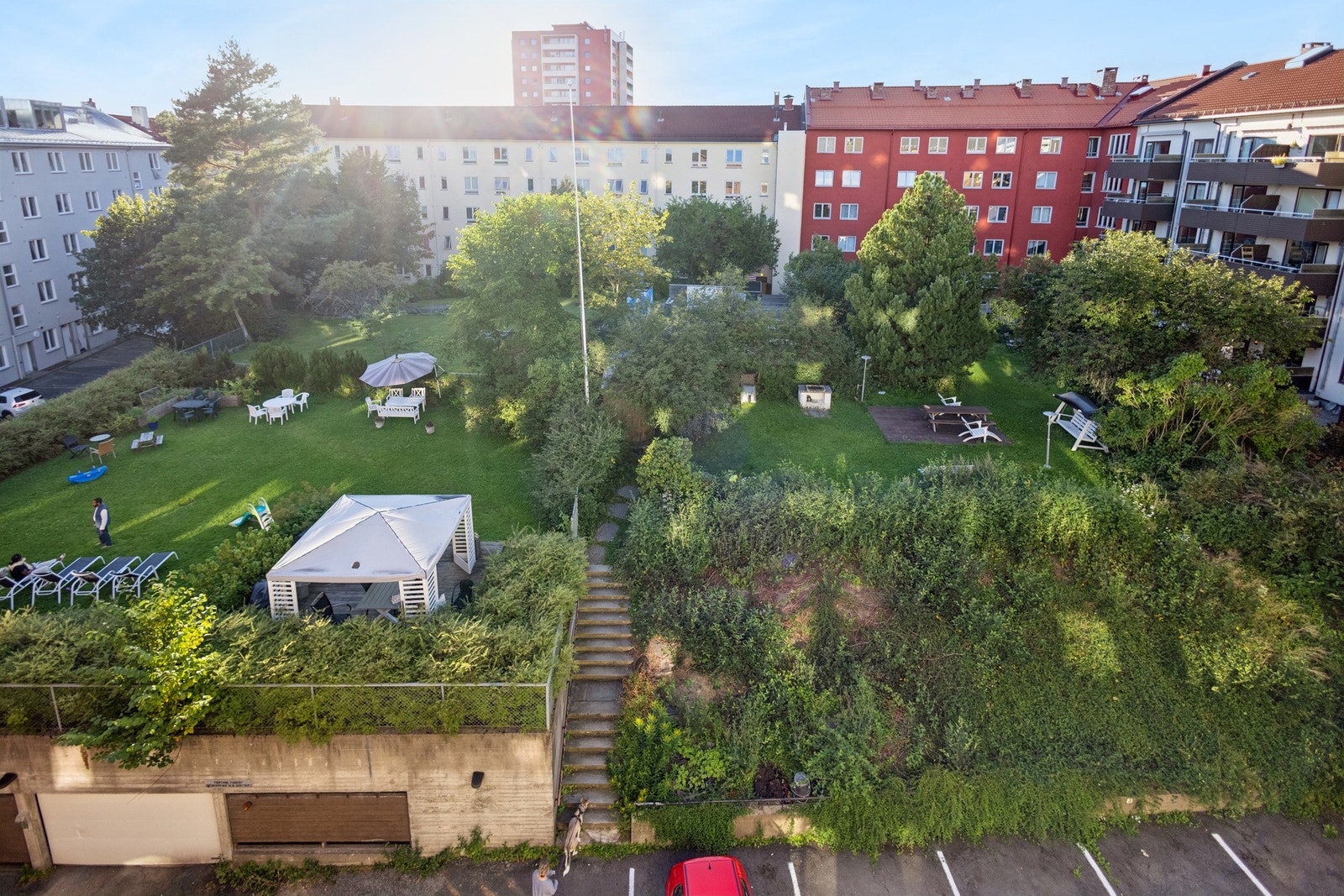 Nydelig bakhage til bruk for beboerne. Dette borettslaget har fellesområdet til høyre i bildet. Galleribilde