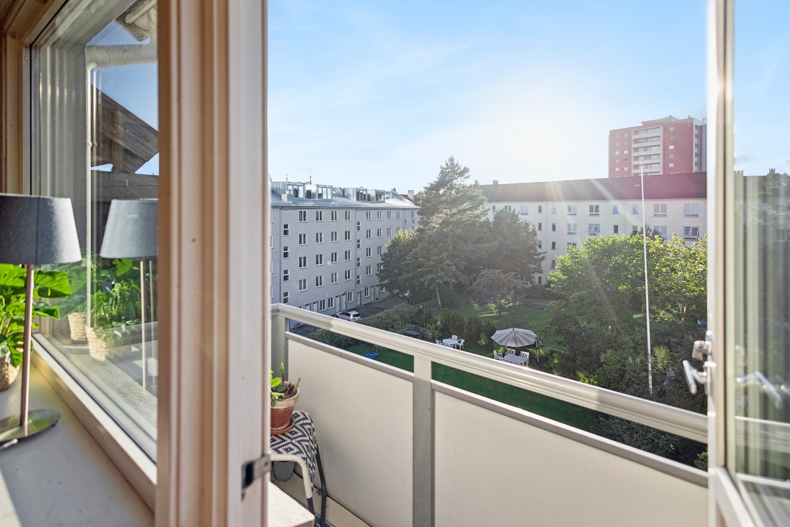 På balkongen kan man nyte solrike sommerdager. Galleribilde