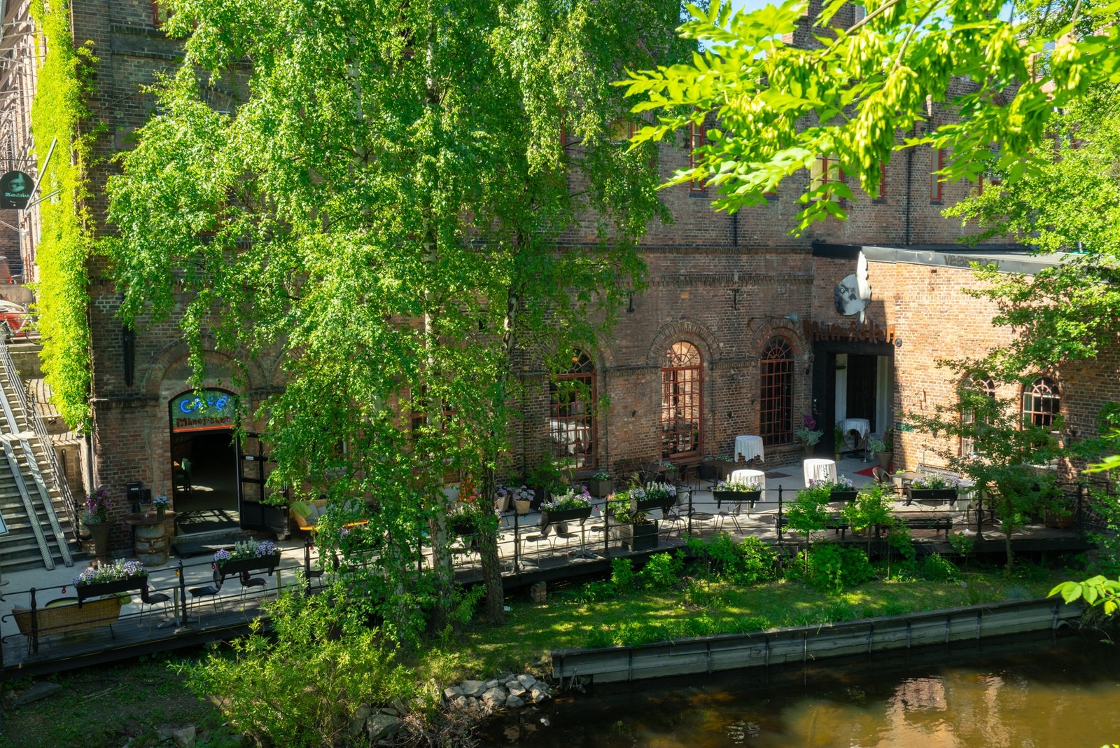 Det er fullt av koselige kafeèr, restauranter og barer i nærområdet til leiligheten. Velkommen til hyggelig visning! Galleribilde