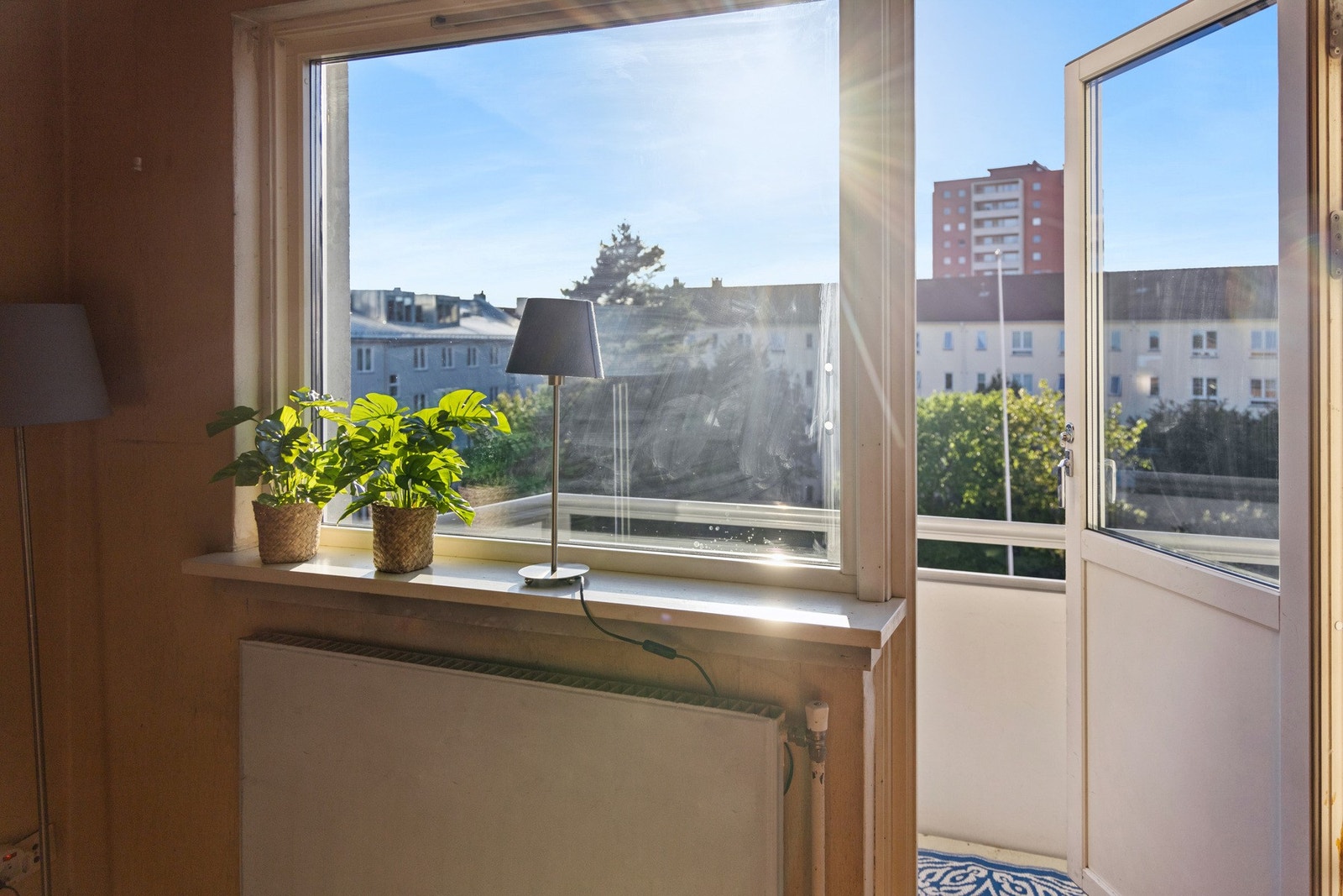 Den solrike balkongen har nydelig utsikt over bakhagen. Galleribilde