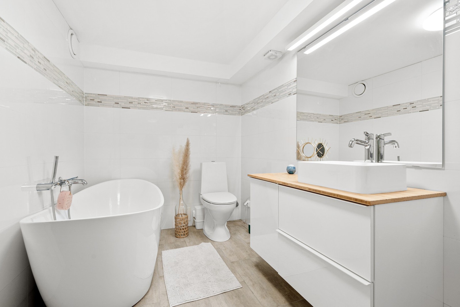 Flis på vegger og gulv, med elektrisk gulvvarme. Galleribilde