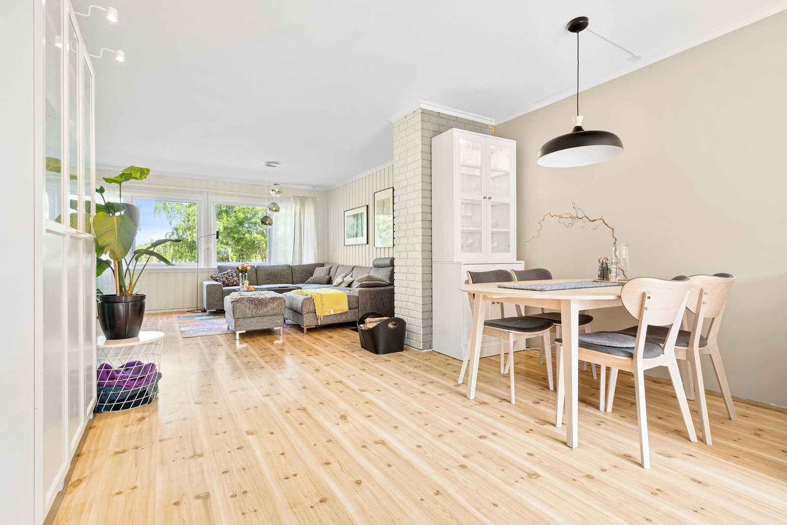 God plass til spisebord for sosiale sammenkomster. Galleribilde