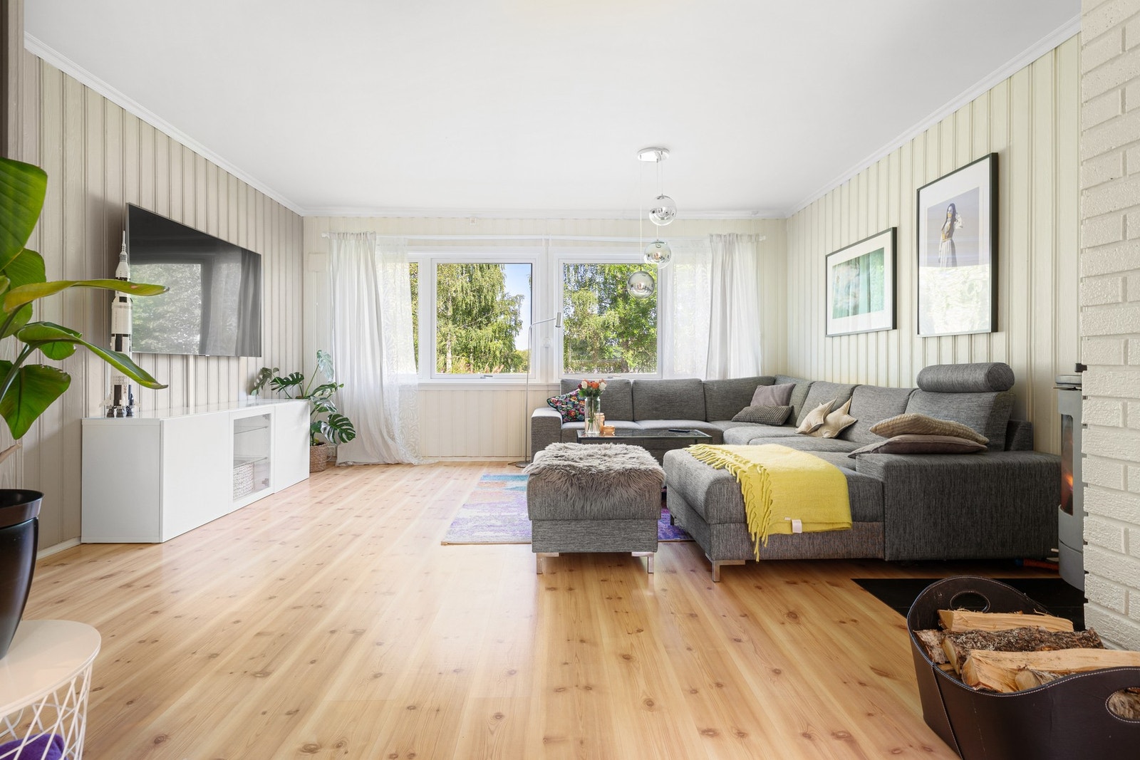 Store vindusflater i begge ender av boligen som sørger for gjennomgående naturlig lysinnslipp. Galleribilde