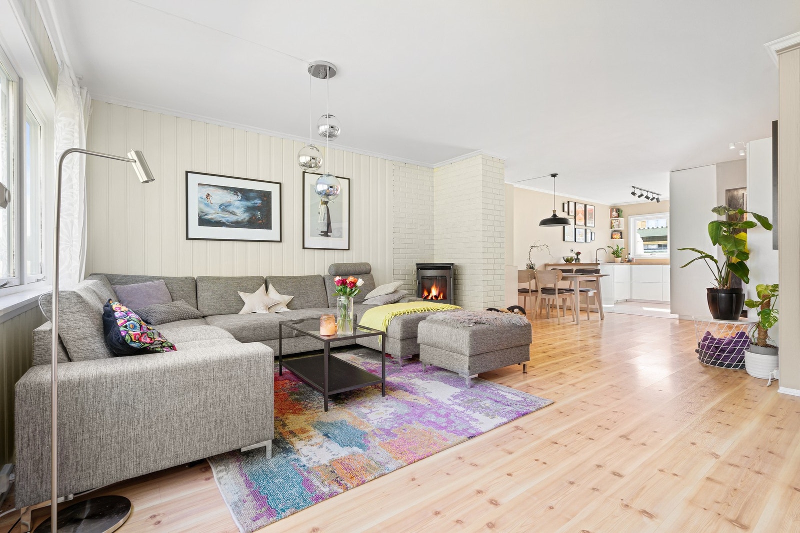 Første etasjen har en åpen planløsning med stue/kjøkken. Galleribilde