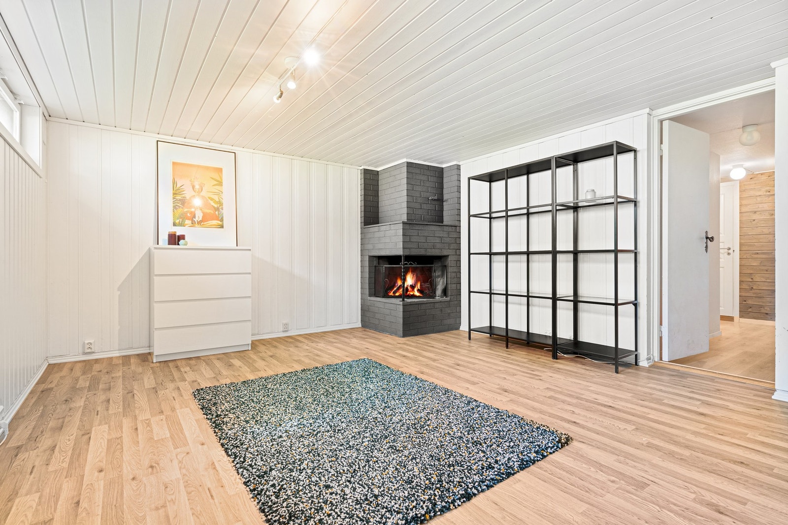 Flott innredet kjelleretasje med kjellerstue, vaskerom/bad og 3 boder. Galleribilde