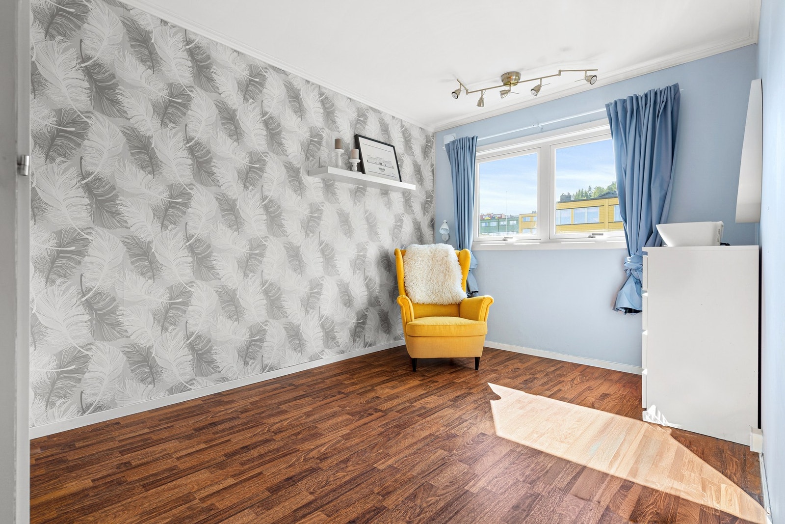 Soverom 2 på 11,5m² med store vindusflater. Galleribilde