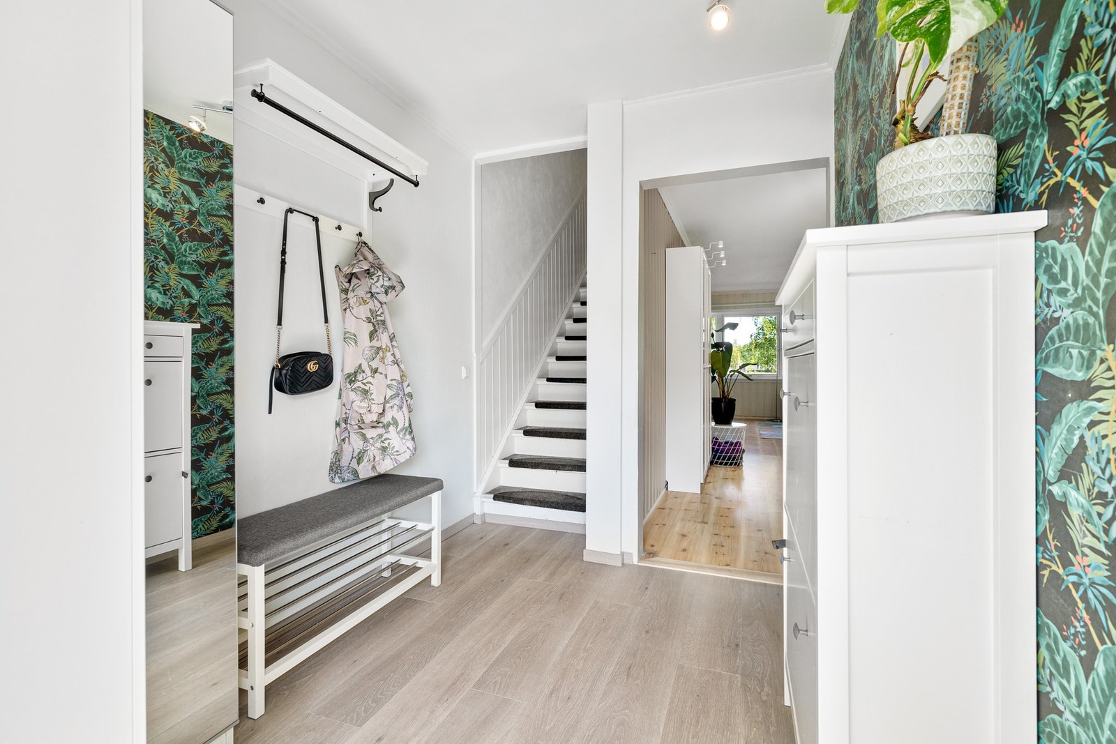 Innbydende entré med gode garderobeløsninger. Galleribilde