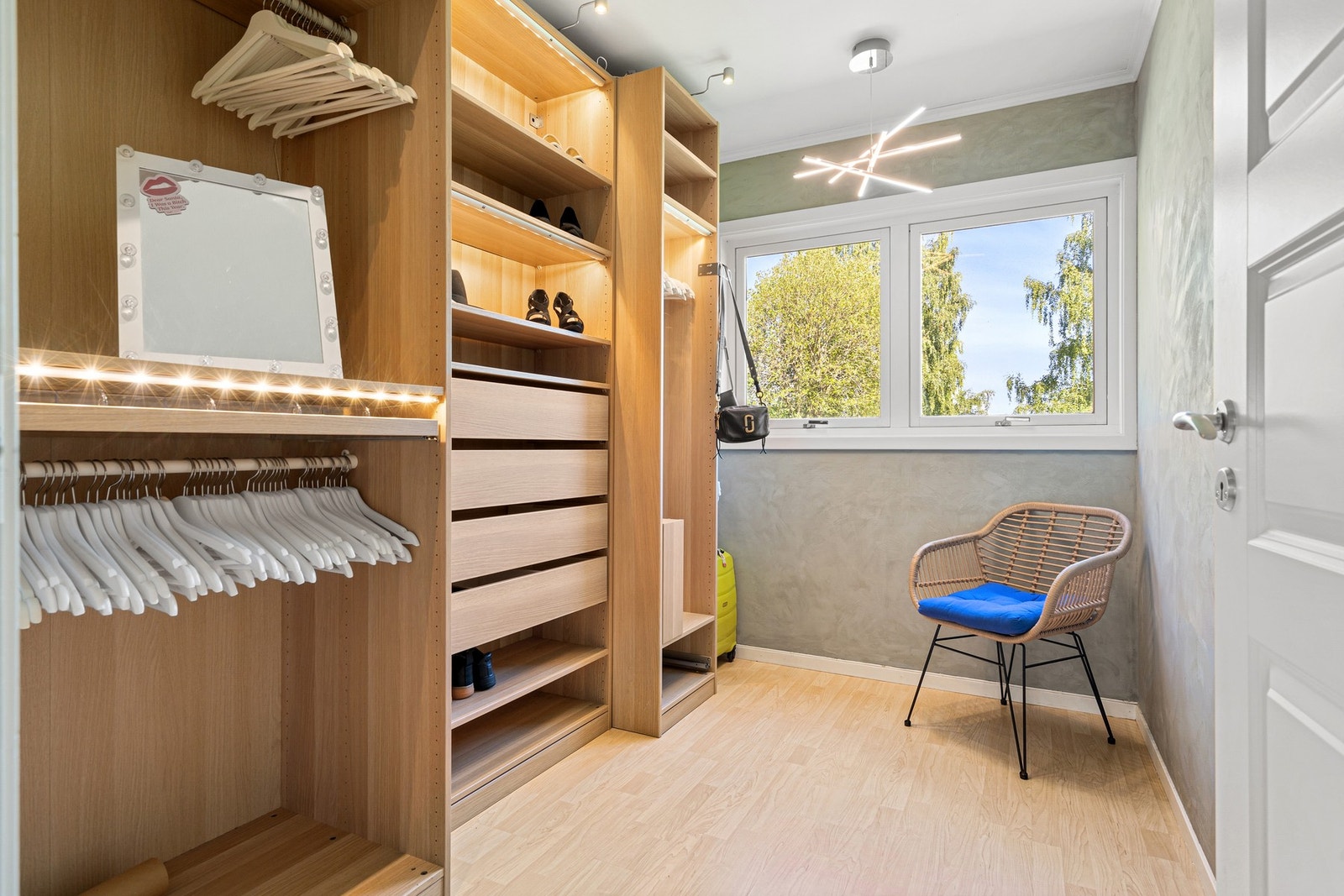 Soverom 3 på 6,5m². Innredet som walk-in closet. Galleribilde