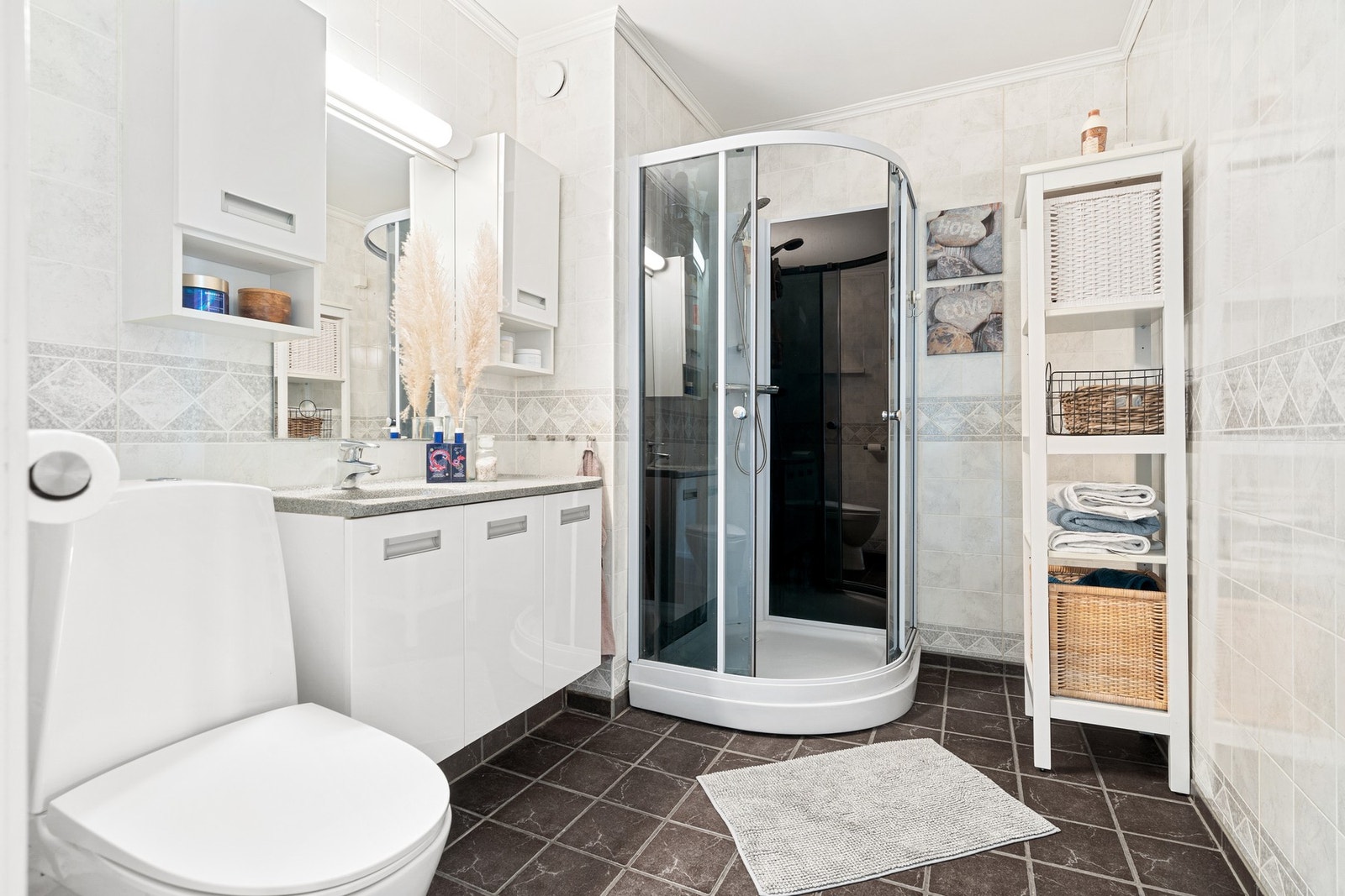 Pent bad med elektrisk gulvvarme. Galleribilde