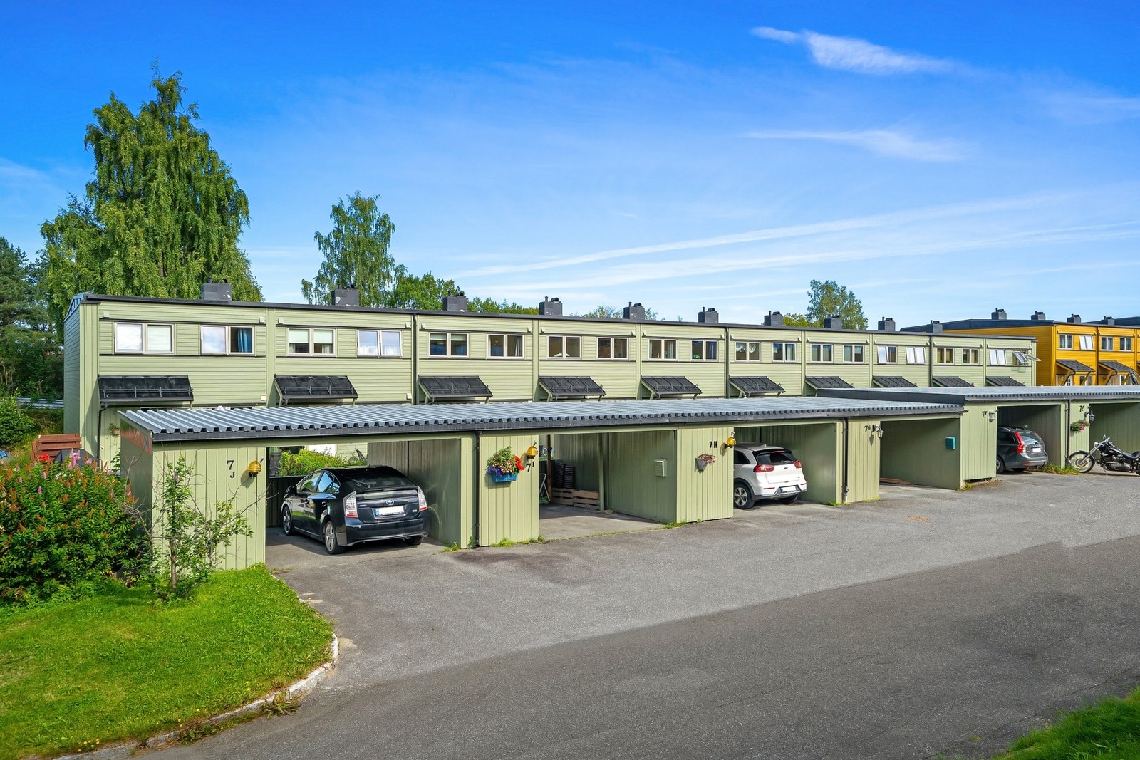 Parkering i egen carport foran boligen. Galleribilde