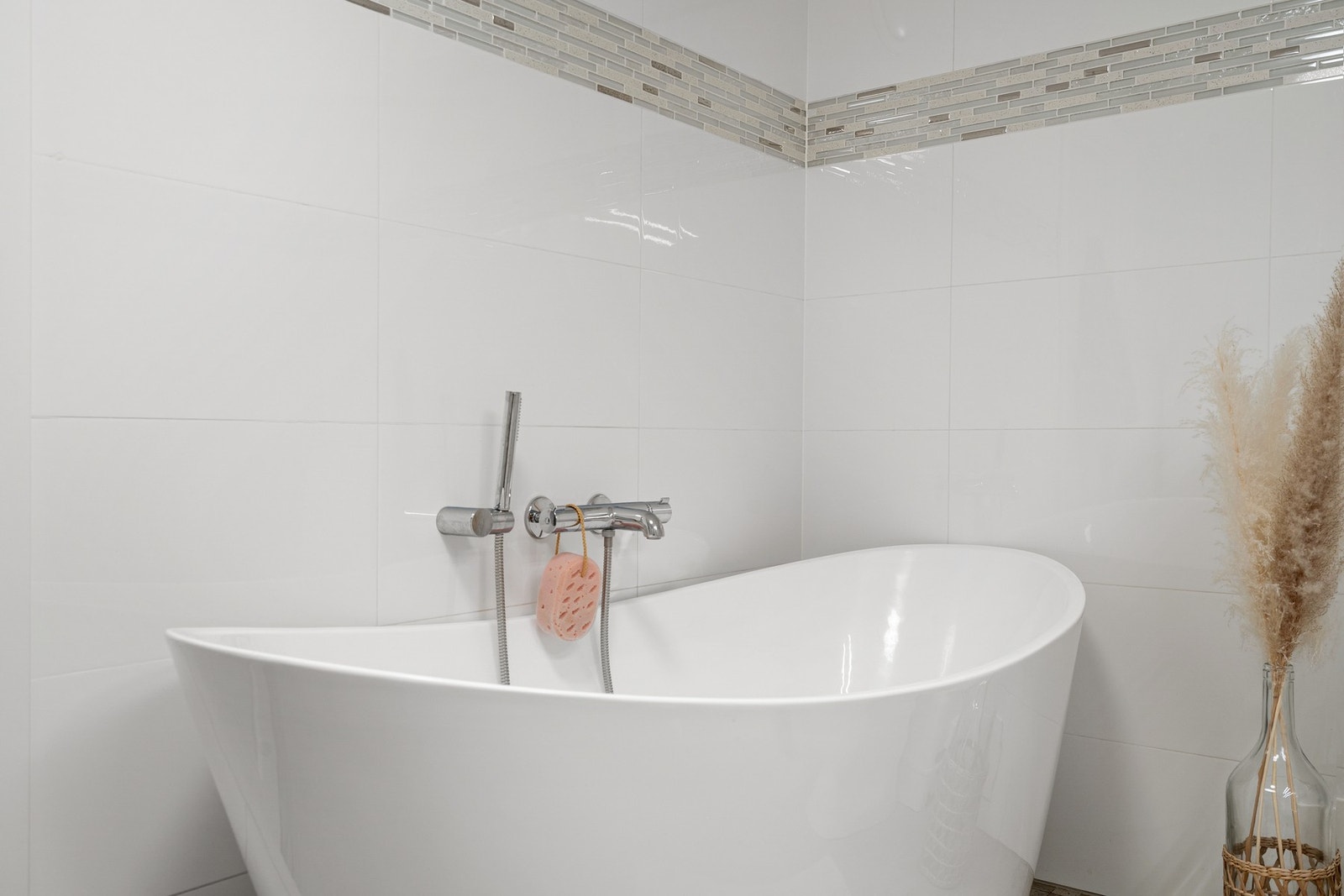 Innredet med badekar og toalett. Galleribilde