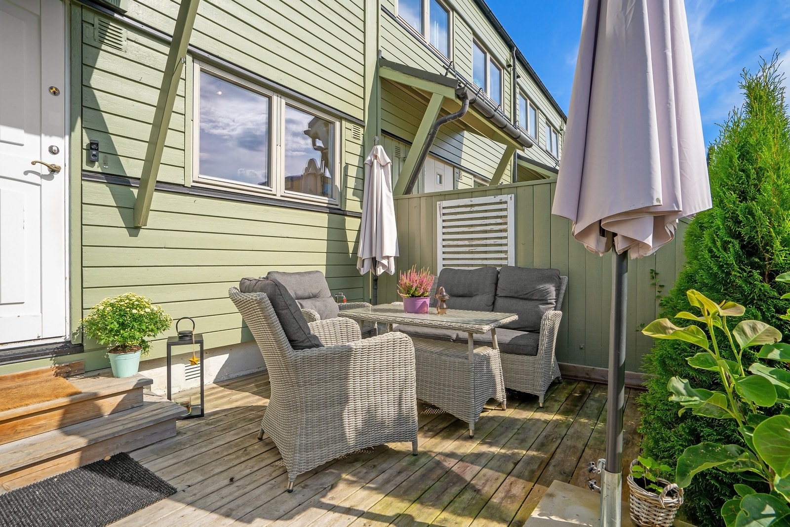 Ved inngangspartiet er det god plass til å nyte herlige solforhold ved den sørvestvendte terrassen. Galleribilde