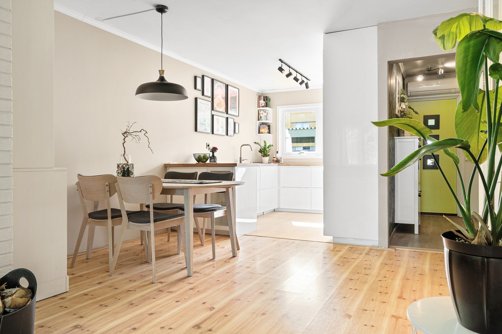 Internett og kabel-tv er inkludert i de månedlige felleskostnadene. Galleribilde