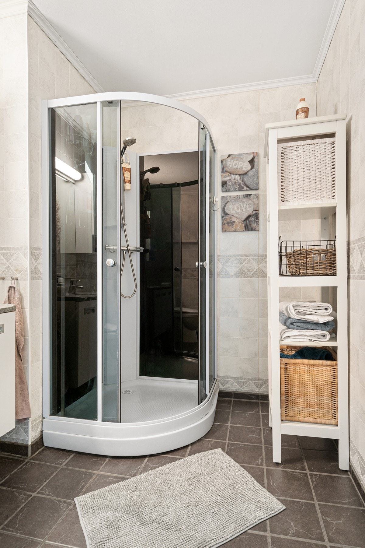 Utstyrt med dusjkabinett, naturlig avtrekk og servant i skap. Galleribilde