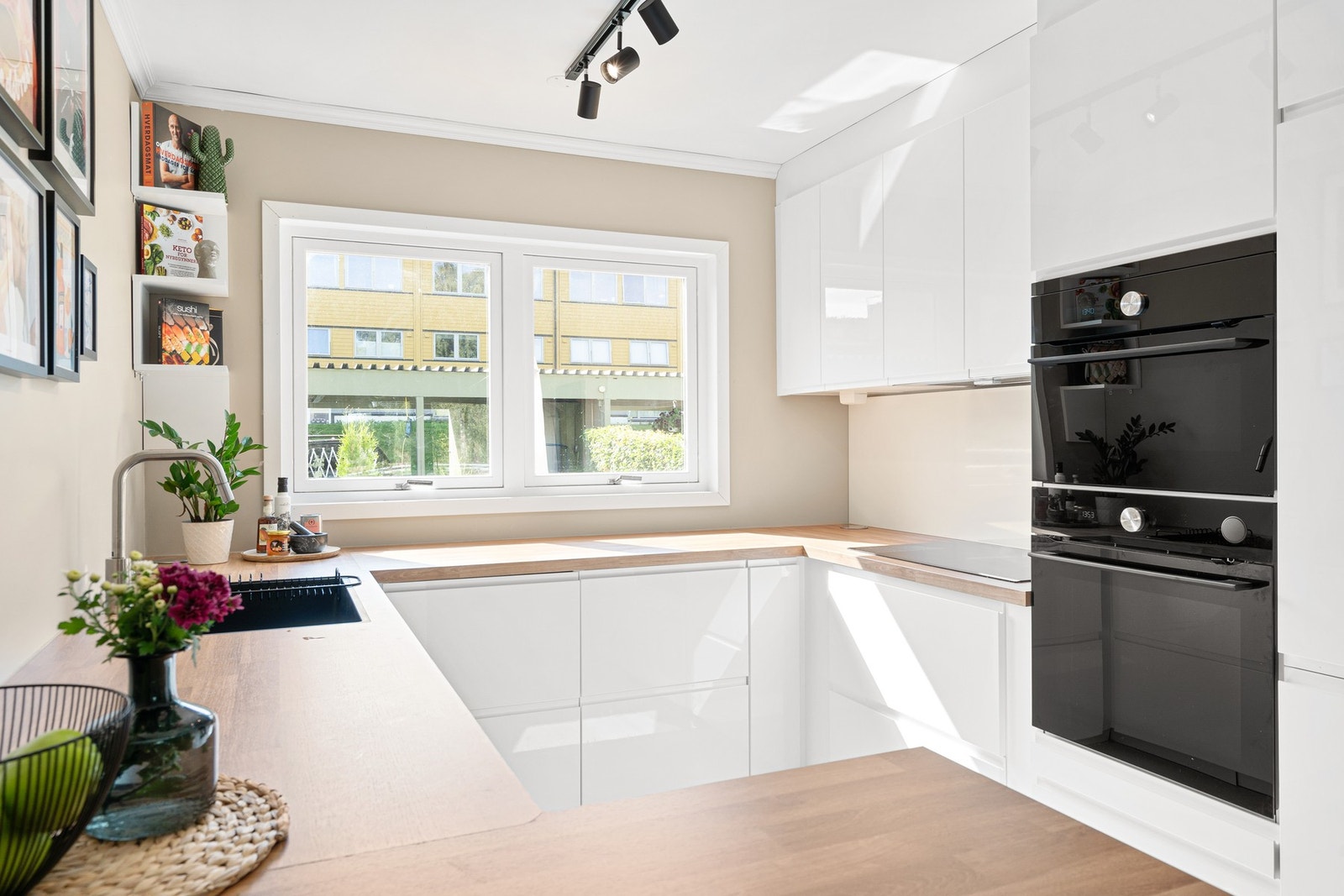 Integrert stekeovn, platetopp, oppvaskmaskin og kjøl/fryseskap. Galleribilde