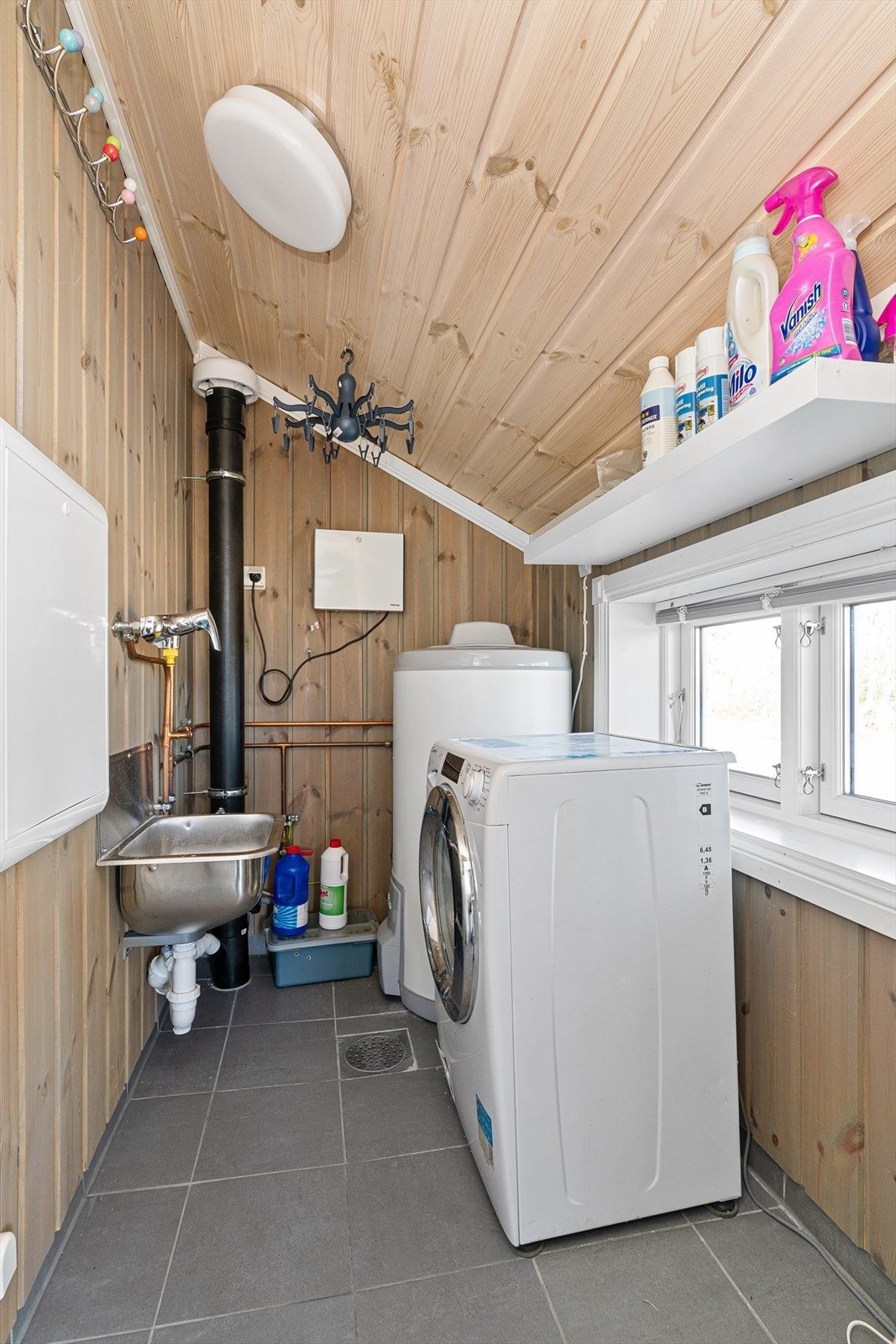 Bod. Med mulighet for opplegg til vaskemaskin. Kunde tilpasset farger Galleribilde