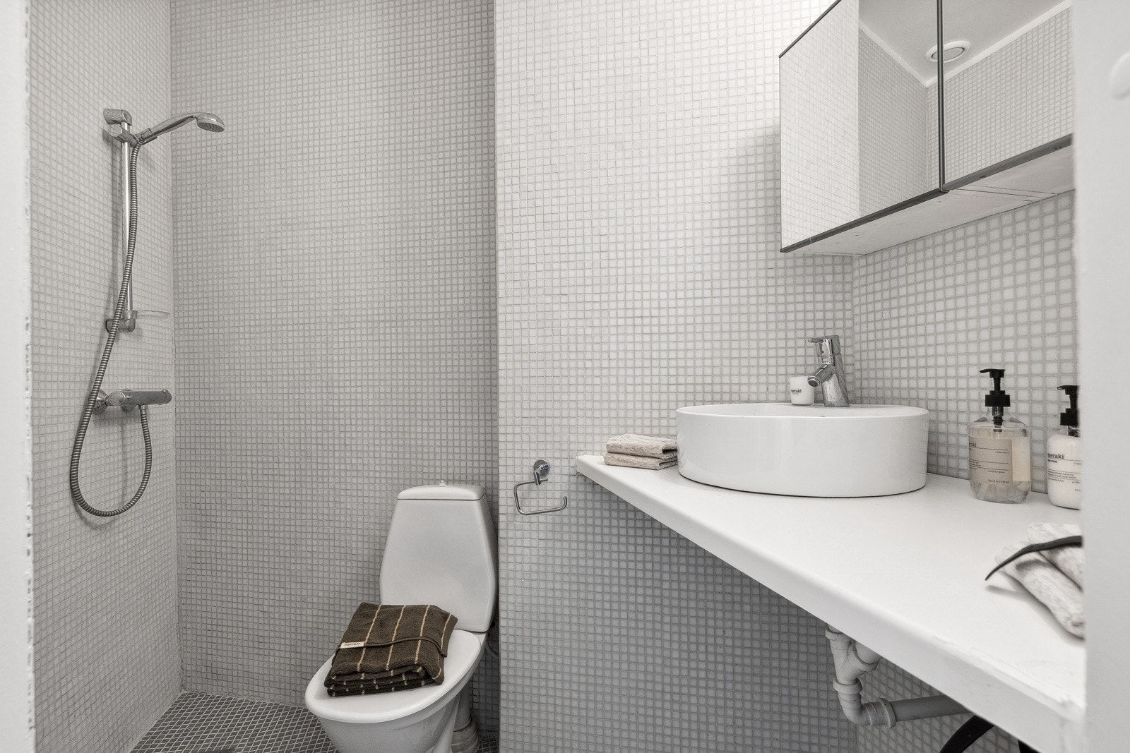 Servant og speilskap med oppbevaring Galleribilde