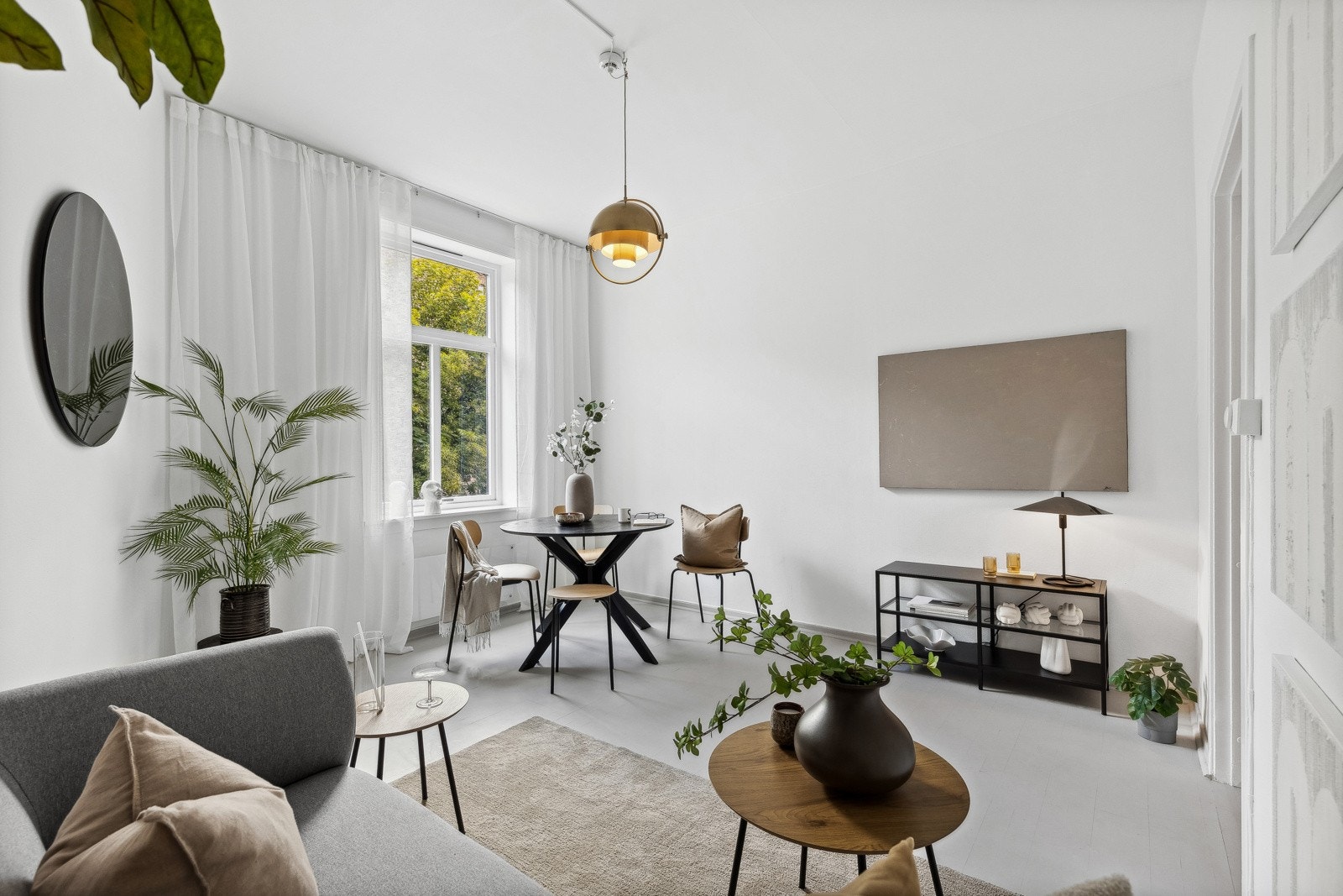 Arealeffektiv planløsning med meget god takhøyde Galleribilde