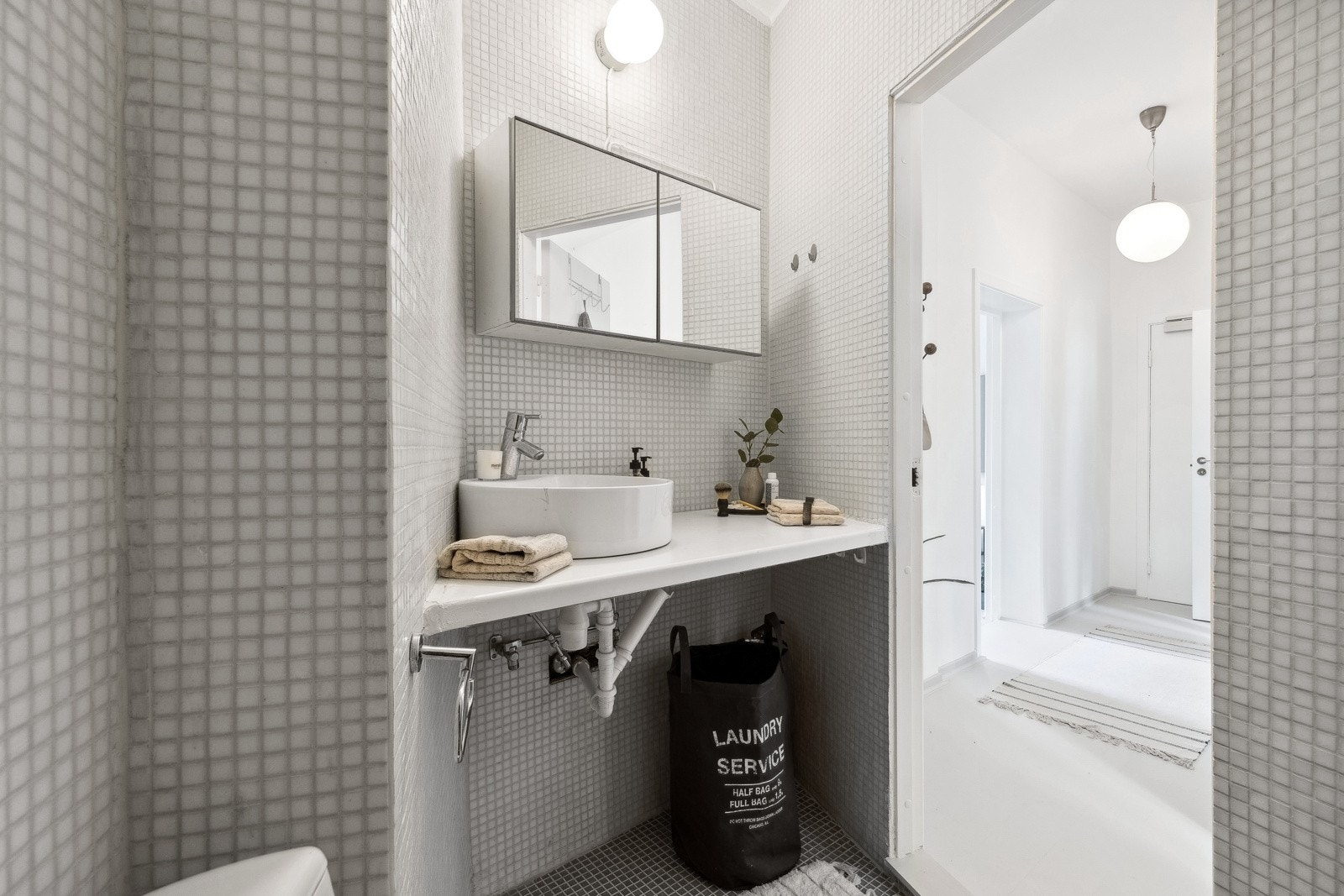 Flislagt bad oppgradert i 2007 med gulvvarme og oplegg for vaskemaskin Galleribilde