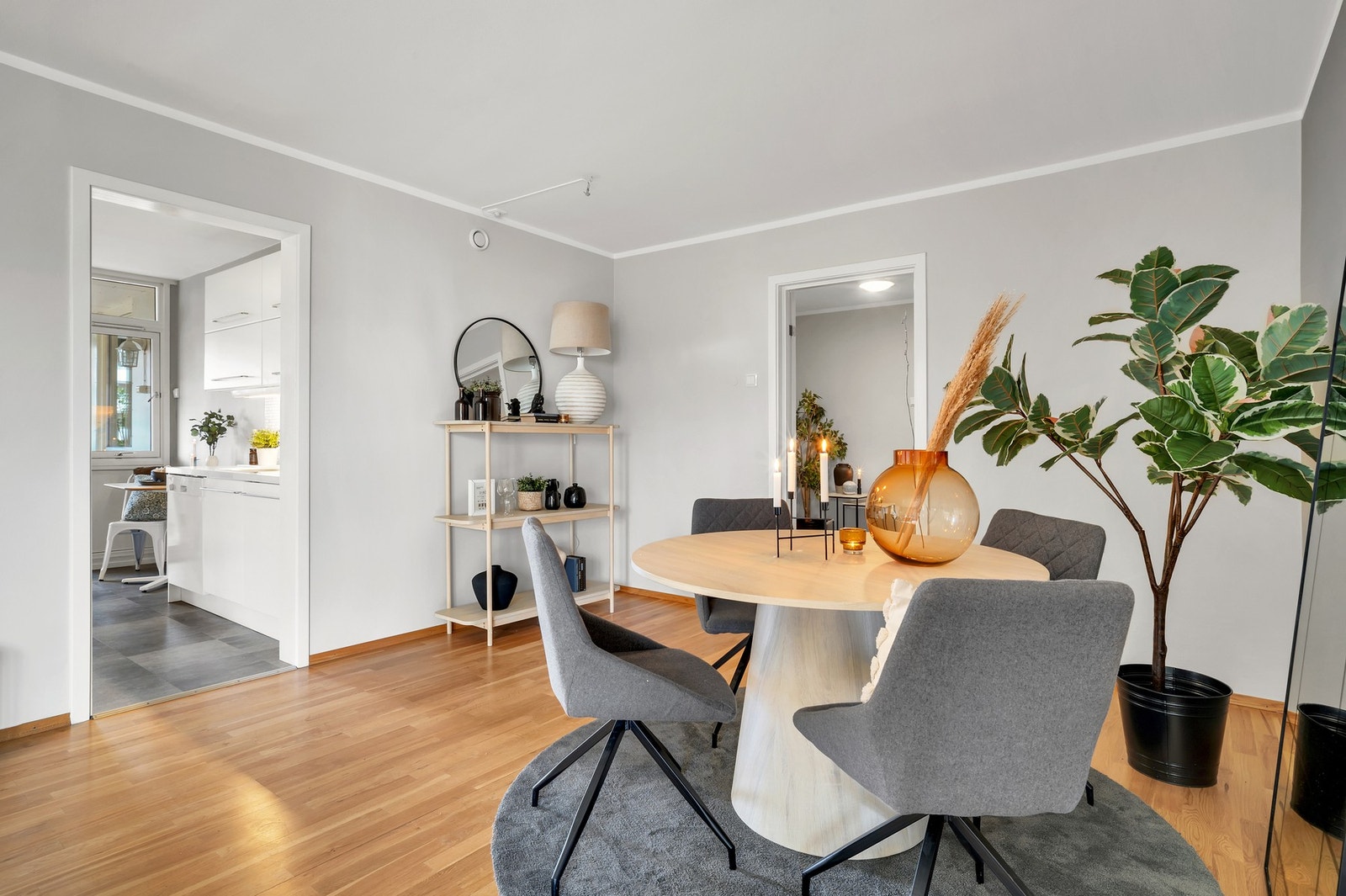 God plass til spisebord på stua. Galleribilde