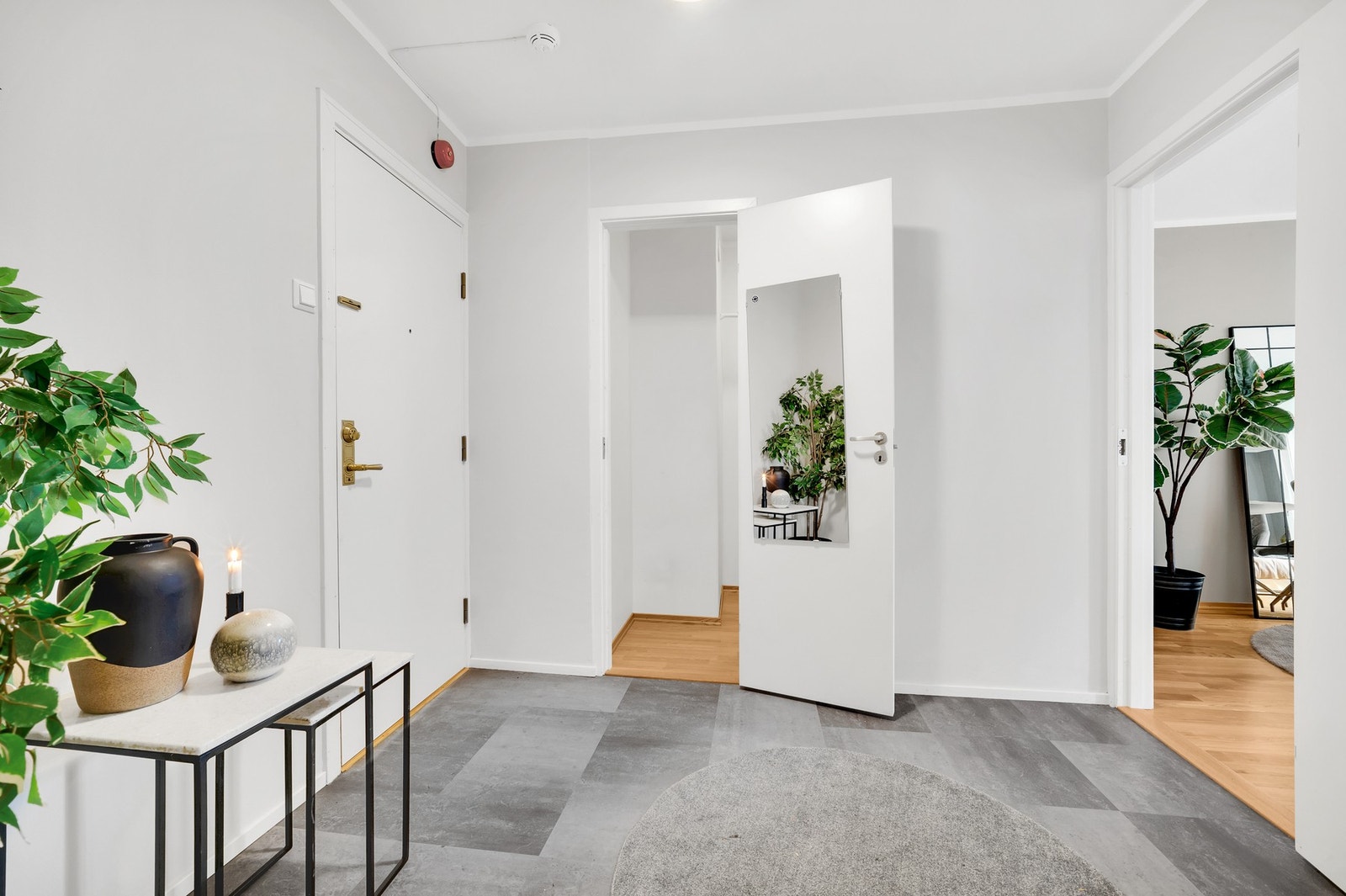Velkommen inn! Lys og romslig entré med god plass til å henge fra seg klær og sko. Her har man også tilgang til egen bod. I tillegg er det bod i kjelleren. Galleribilde