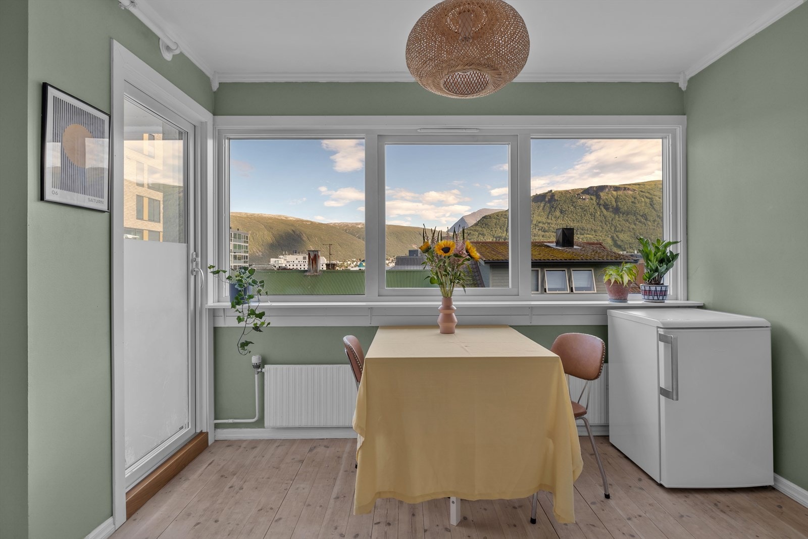 Nydelig utsikt, med toppen av tinden og fjellheisen. I tillegg ser man deler av byens tak og spir. Galleribilde