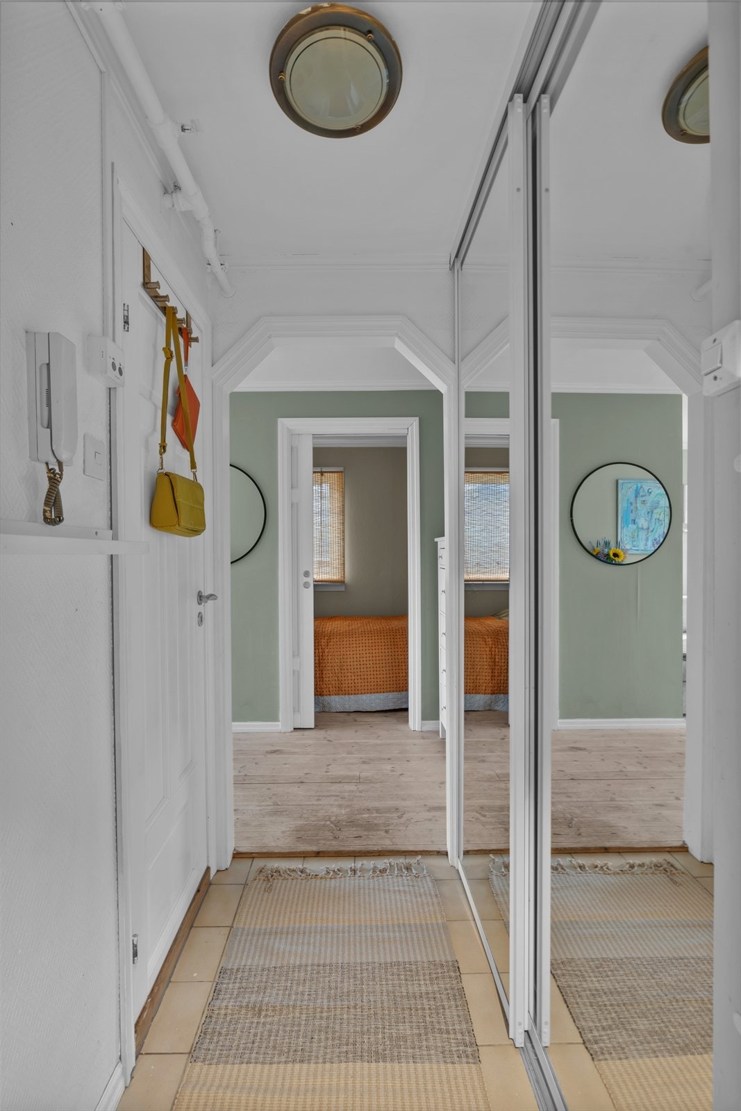 Flislagt entre med speilgarderobe. Moderne dørcalling. Galleribilde
