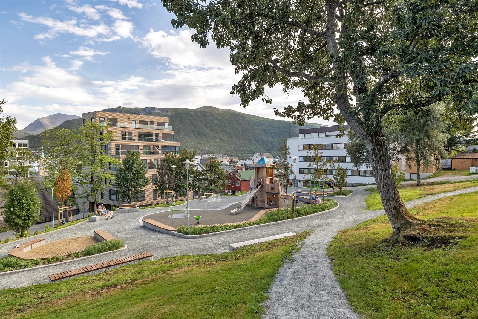 Kongeparken har fått oppgraderinger som flotte sitteområder og lekeplass. Galleribilde