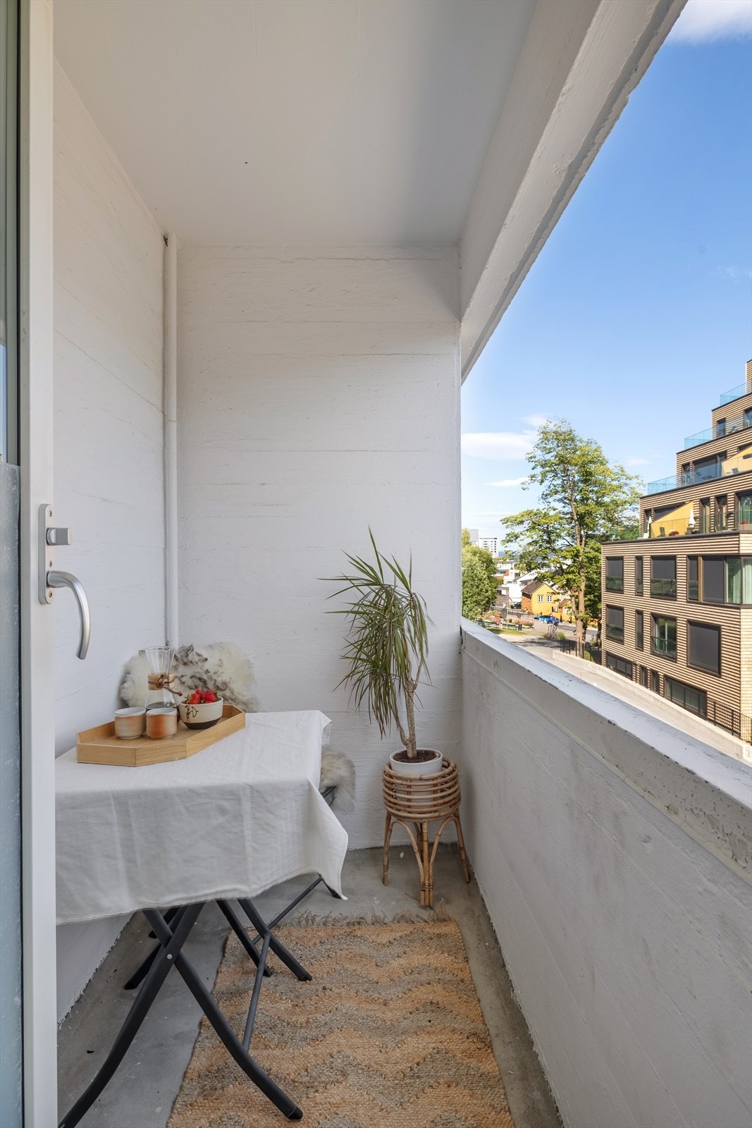 Koselig kaffeplass med sol utover dagen. Galleribilde