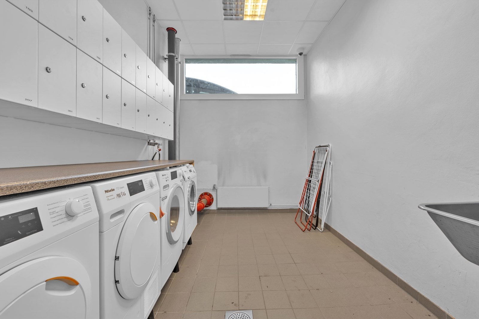 Felles vaskerom med låsbare skap for eget utstyr. Galleribilde