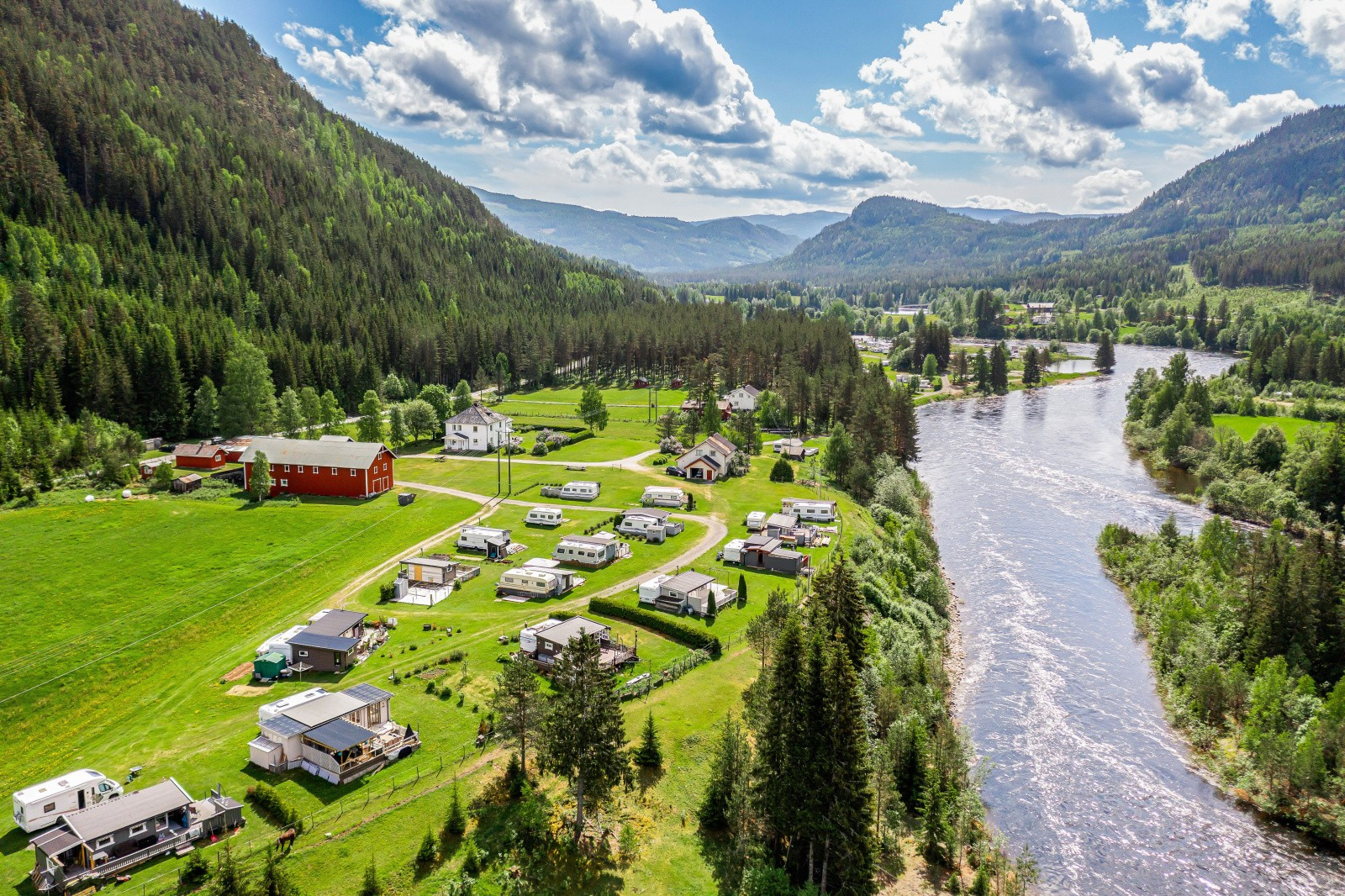 Sjelden mulighet - Flott landbrukseiendom på ca. 3100 daa. 2 hus, flere bygninger, 2 hytter, seter og egen campingplass