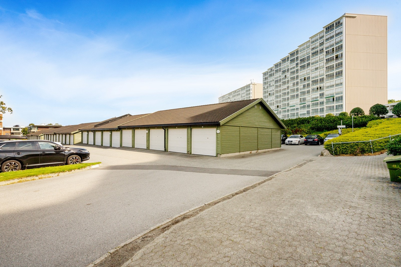 Borettslaget har garasjer til utleie. Også utvendig parkering og elbil lading. Galleribilde