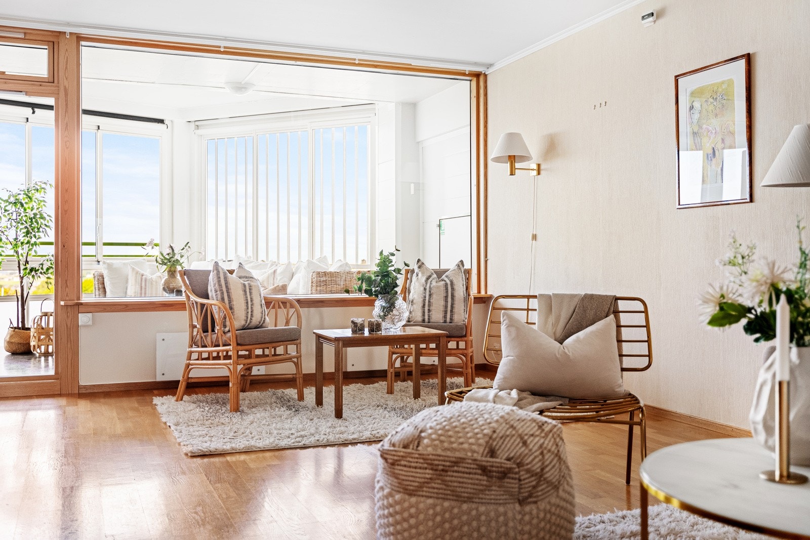 Store vindusflater slipper inn masse lys Galleribilde