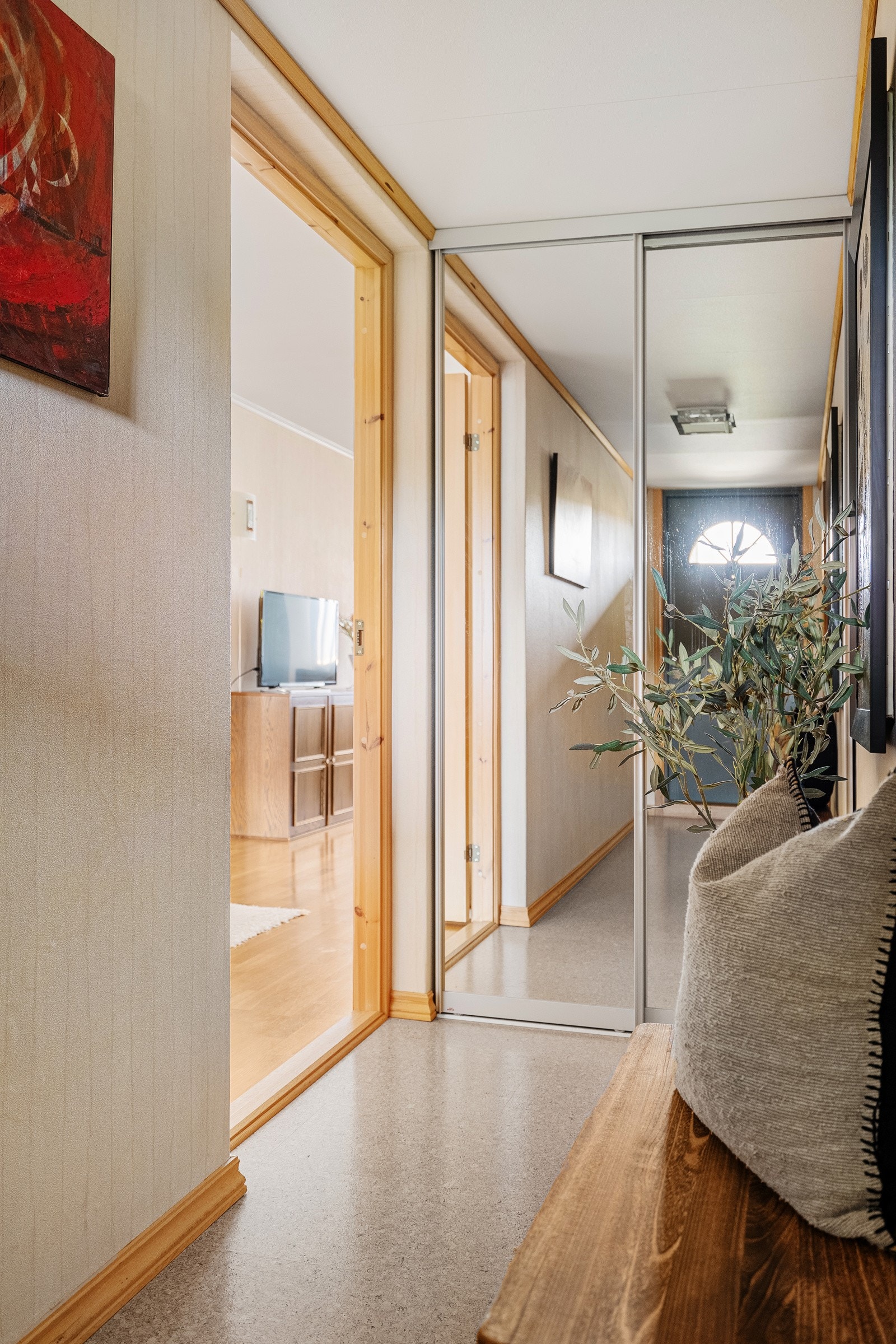 Entré med skyvedørsgarderobe Galleribilde