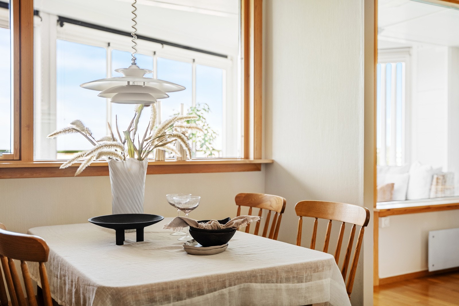 Fint å sitte ved kjøkkenvinduet Galleribilde