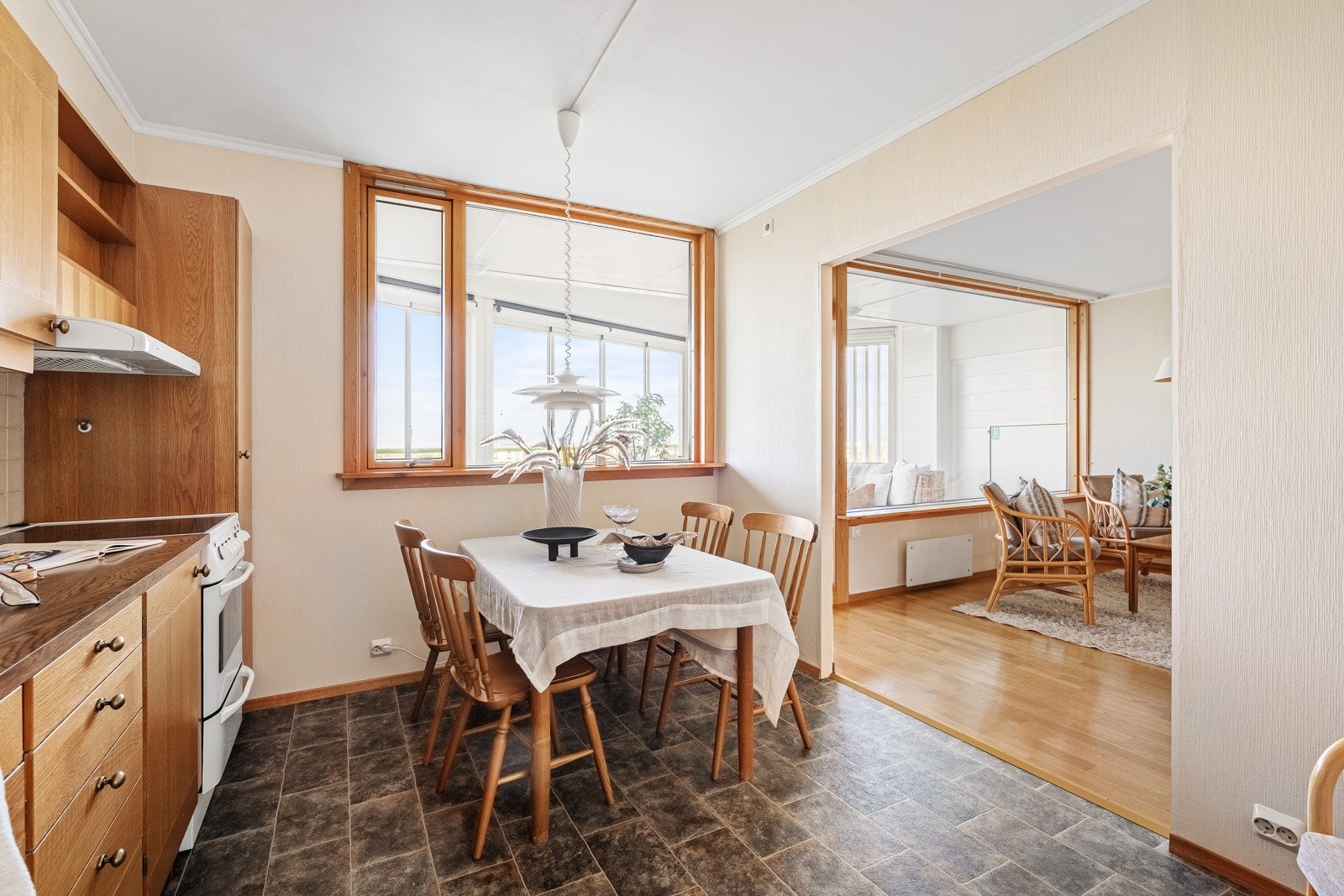 Kjøkkenet ligger delvis åpent fra stuen. Utsikt også fra kjøkkenet. Galleribilde