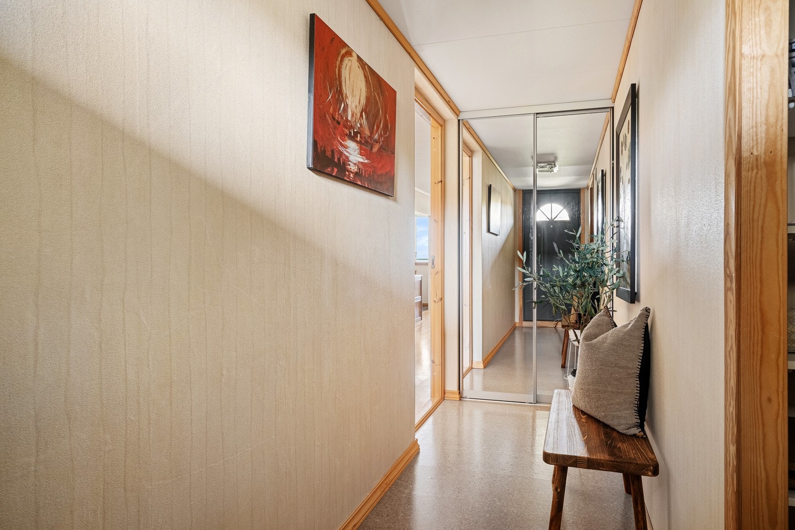 Det ligger også en bod inn fra entréen med ekstra garderobeplass Galleribilde