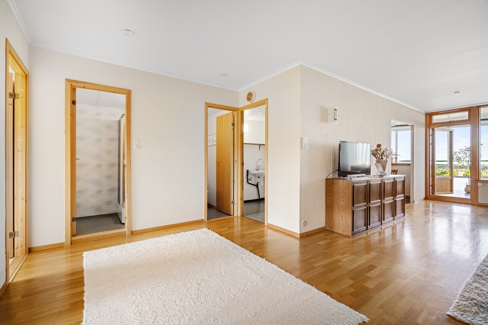 Gangen ligger åpen mot stuen - gir masse luft og god romfølelse Galleribilde