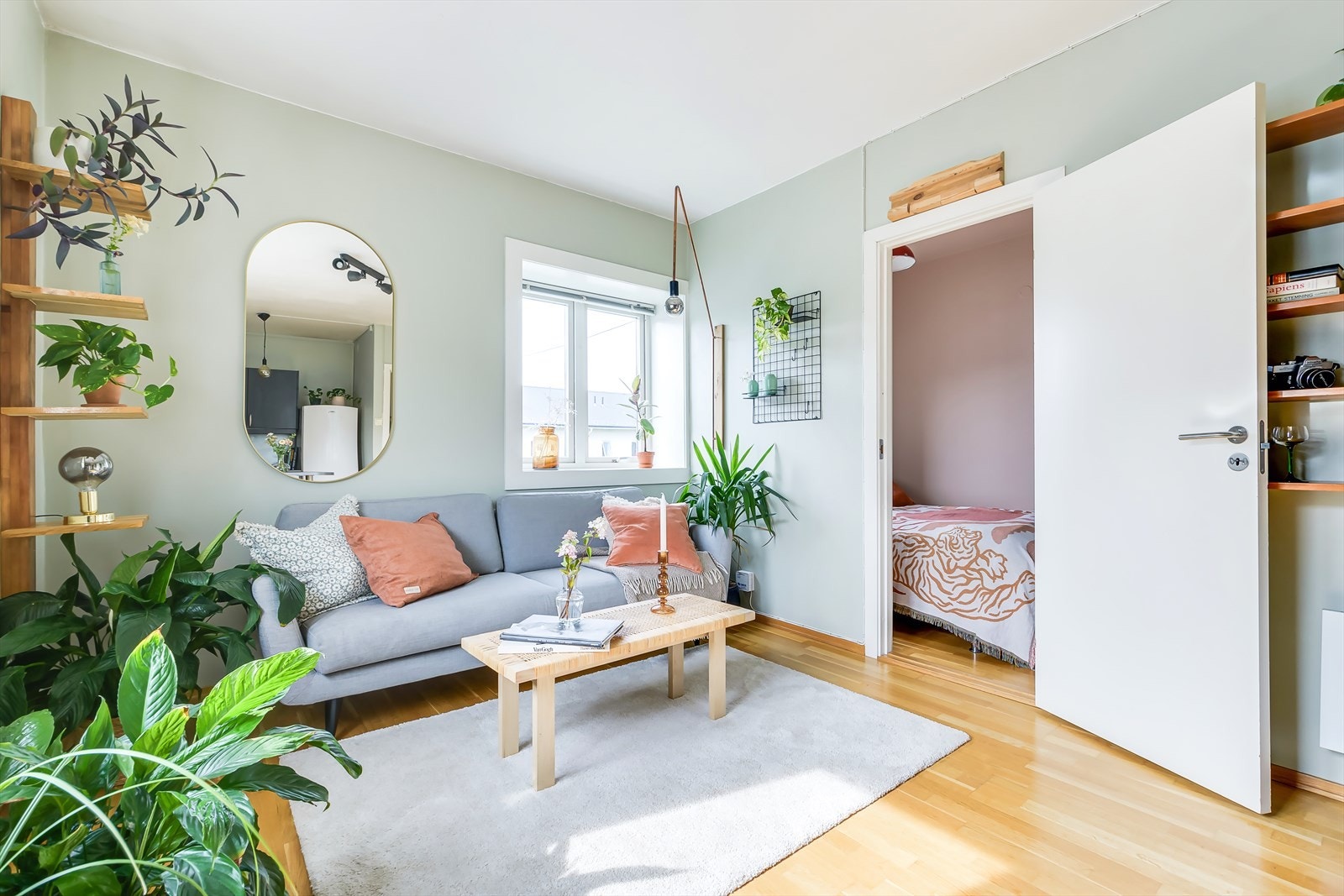 Toppleilighet på hjørnet av gården med vindusflater i to himmelretninger Galleribilde