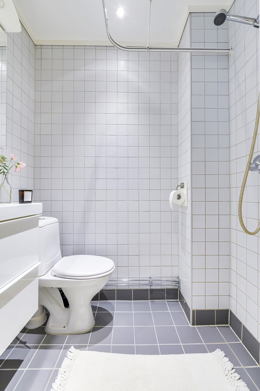 Stilrent flislagt baderom med varme i gulv fra 2006 (pusset opp i regi av borettslaget) Galleribilde