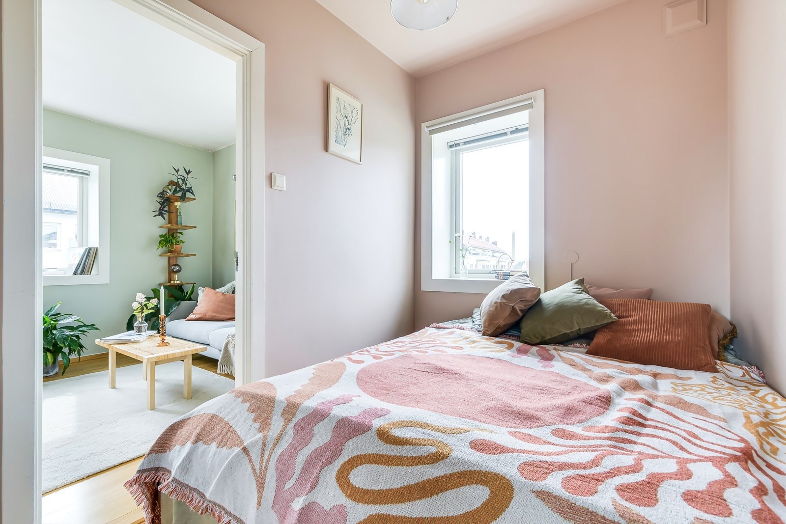 Romslig soverom i dag innredet med 1,6 meter seng Galleribilde