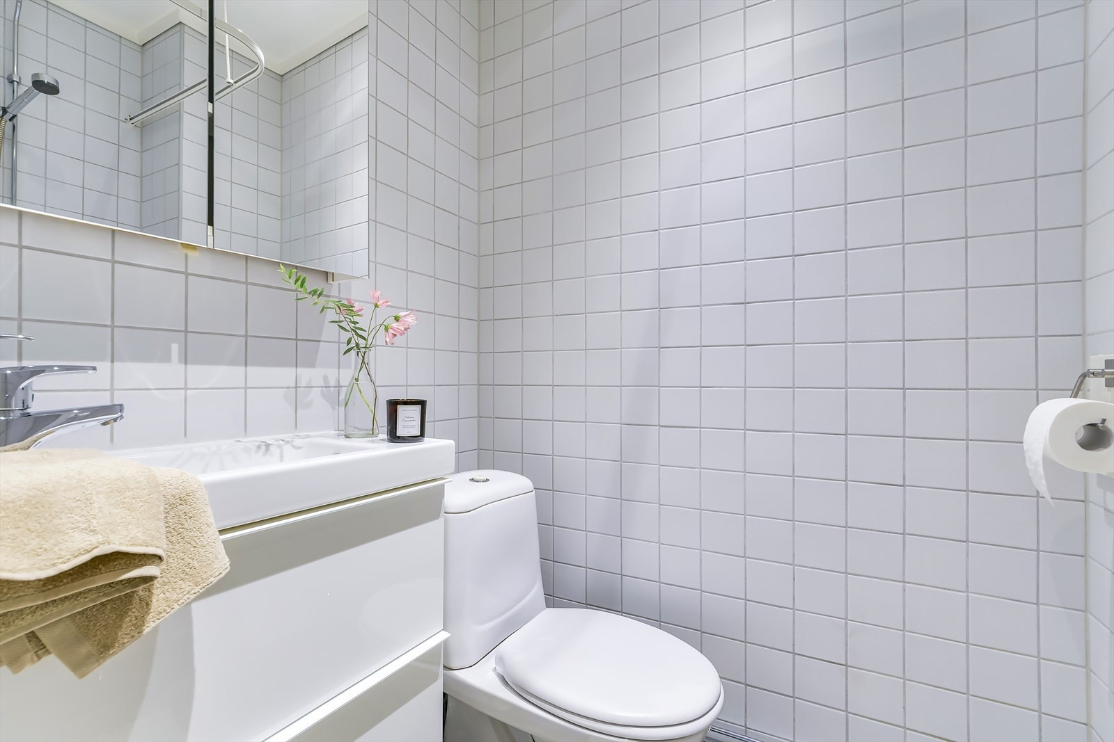 Det er praktisk fellesvaskeri med industrimaskiner (ca. 40 min for en vask) i samme etasje som boligen Galleribilde