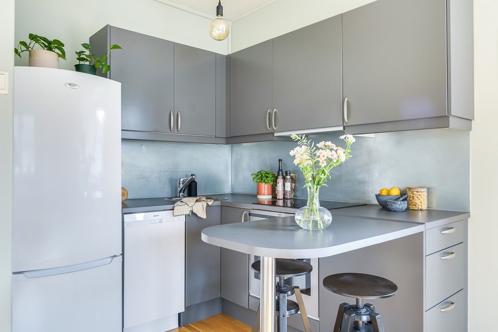 Frittstående kjøleskap følger også - Praktisk barbord der frokosten kan nytes Galleribilde