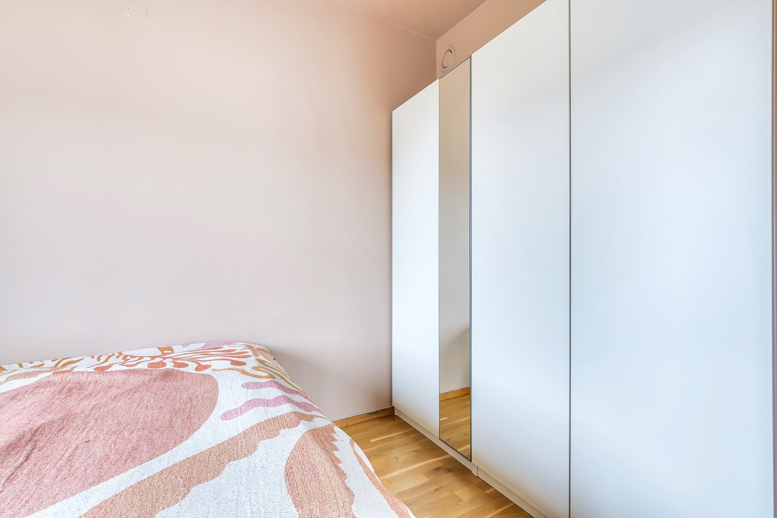 Stor medfølgende garderobe på soverommet Galleribilde